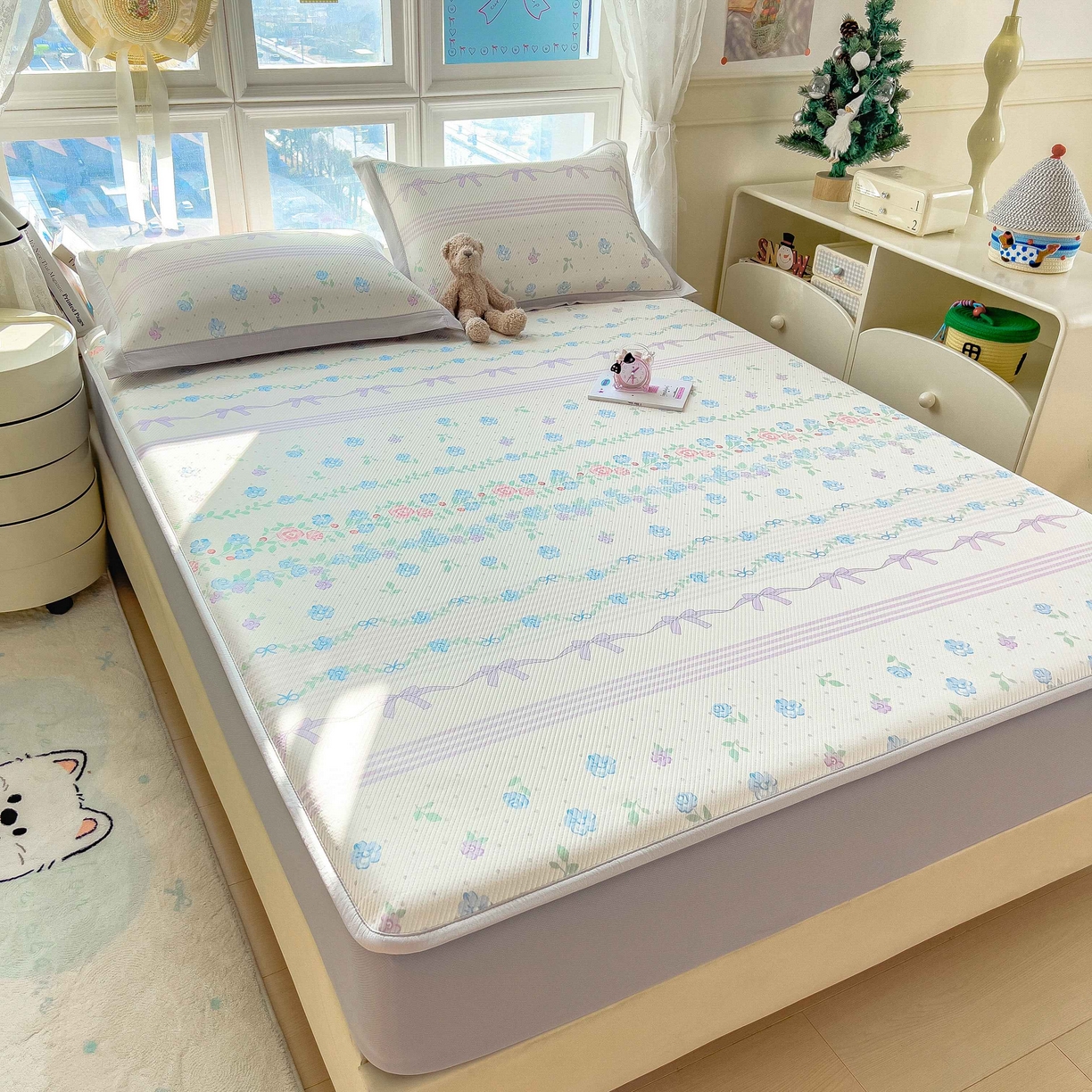 91家纺网 家纺一手货源 找家纺 孩子王家纺 2026春夏新款夏季花卉冰丝凉席凉感值过0.21冰豆豆A类可机洗学生宿舍空调软席 田园之家 床笠款