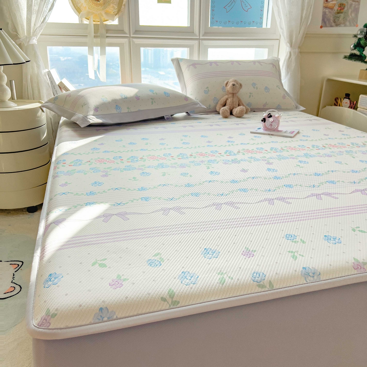 91家纺网 家纺一手货源 找家纺 孩子王家纺 2026春夏新款夏季花卉冰丝凉席凉感值过0.21冰豆豆A类可机洗学生宿舍空调软席 田园之家 床笠款