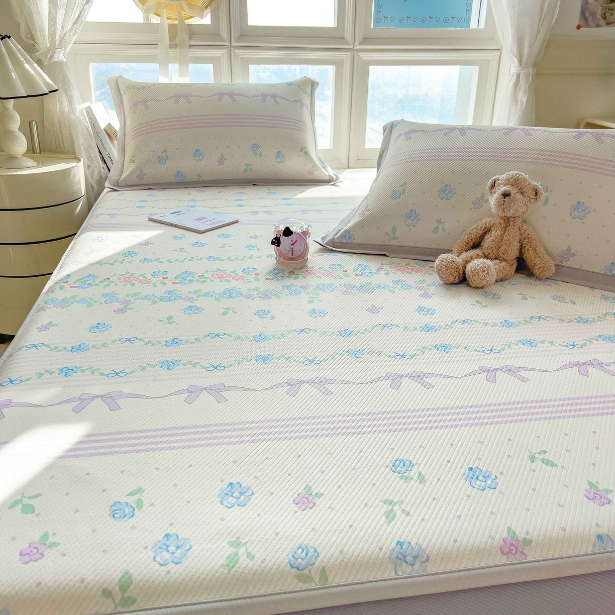 91家纺网 家纺一手货源 找家纺 孩子王家纺 2026春夏新款夏季花卉冰丝凉席凉感值过0.21冰豆豆A类可机洗学生宿舍空调软席 田园之家 床笠款