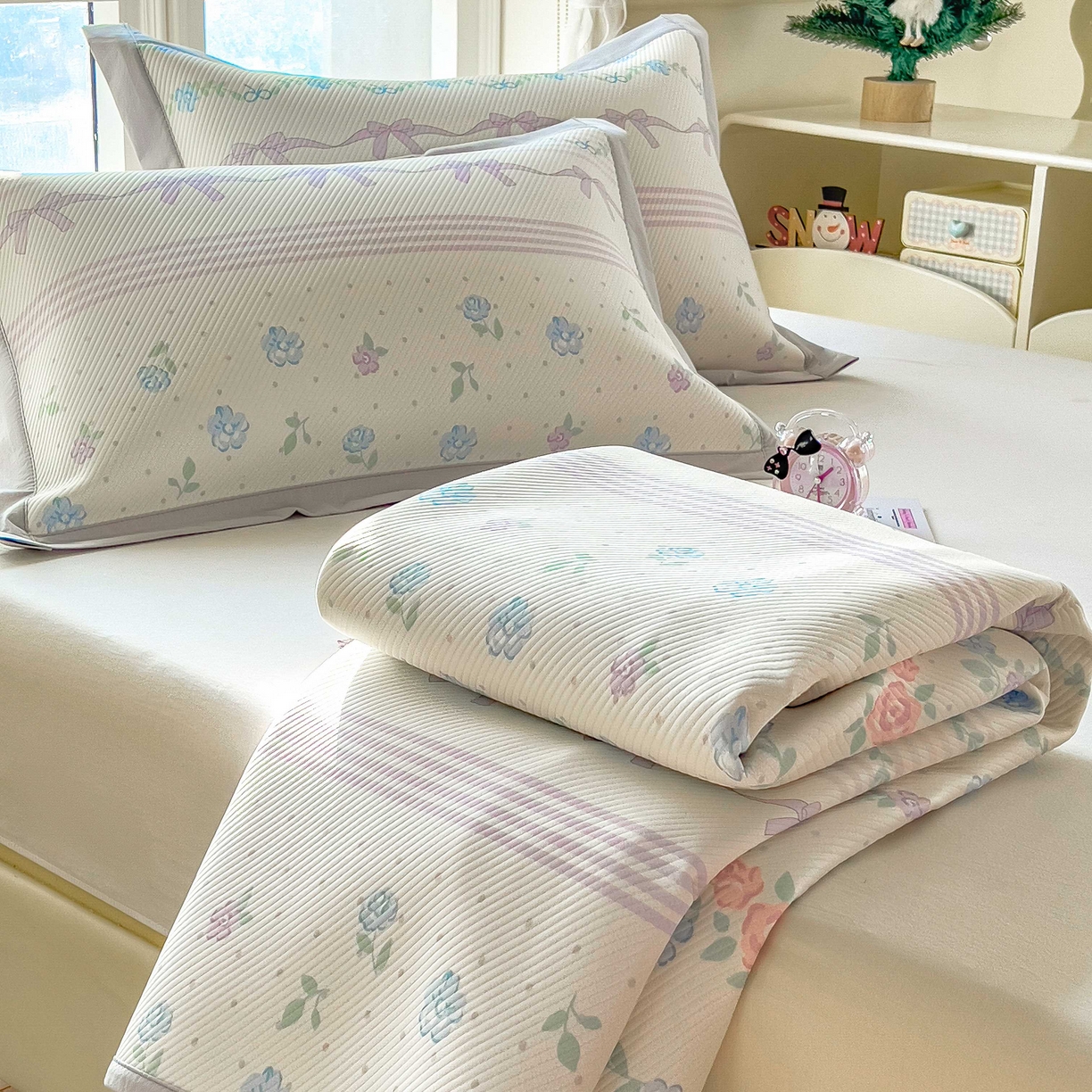 91家纺网 家纺一手货源 找家纺 孩子王家纺 2026春夏新款夏季花卉冰丝凉席凉感值过0.21冰豆豆A类可机洗学生宿舍空调软席 田园之家 床笠款