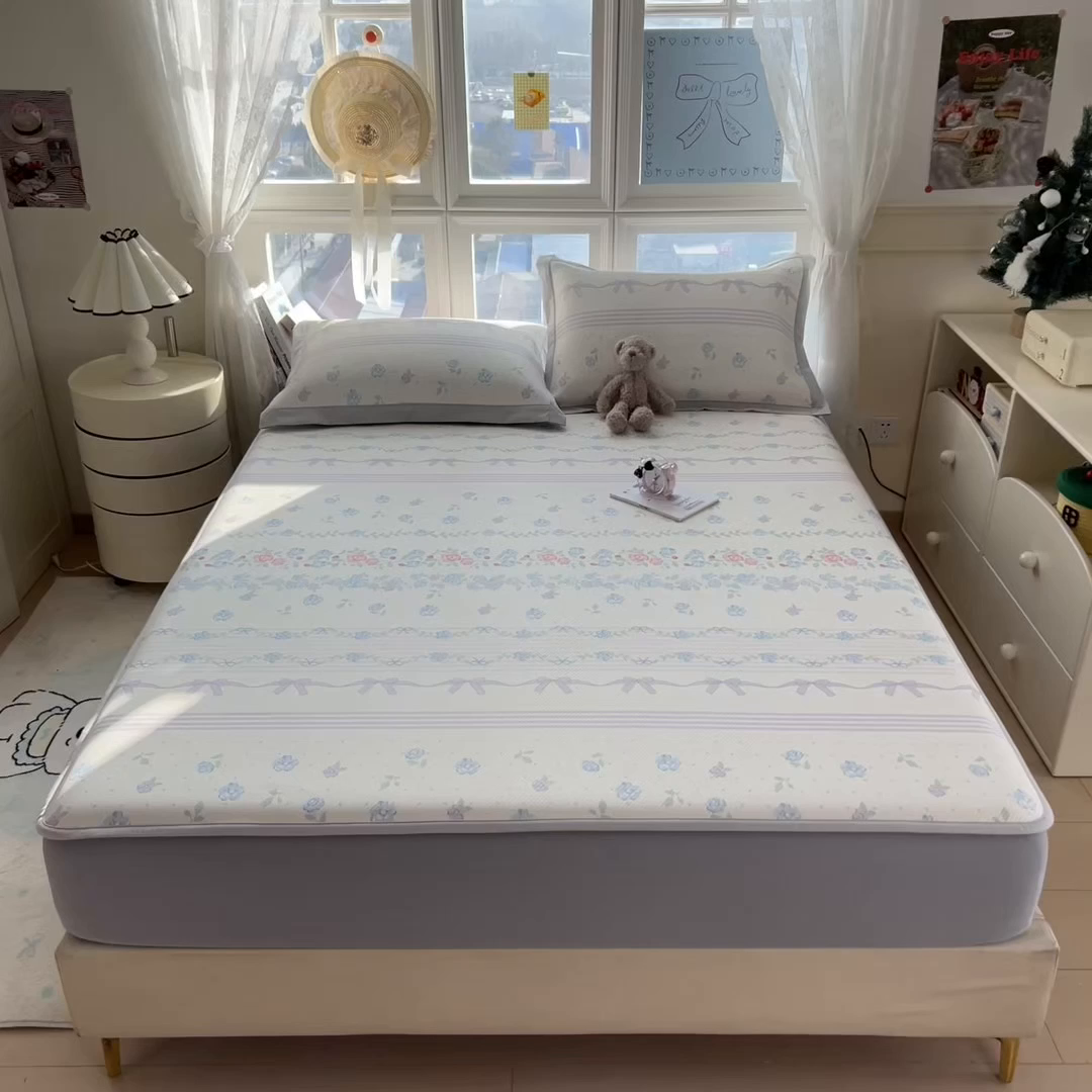 91家纺网 家纺一手货源 找家纺 孩子王家纺 2026春夏新款夏季花卉冰丝凉席凉感值过0.21冰豆豆A类可机洗学生宿舍空调软席 田园之家 床笠款