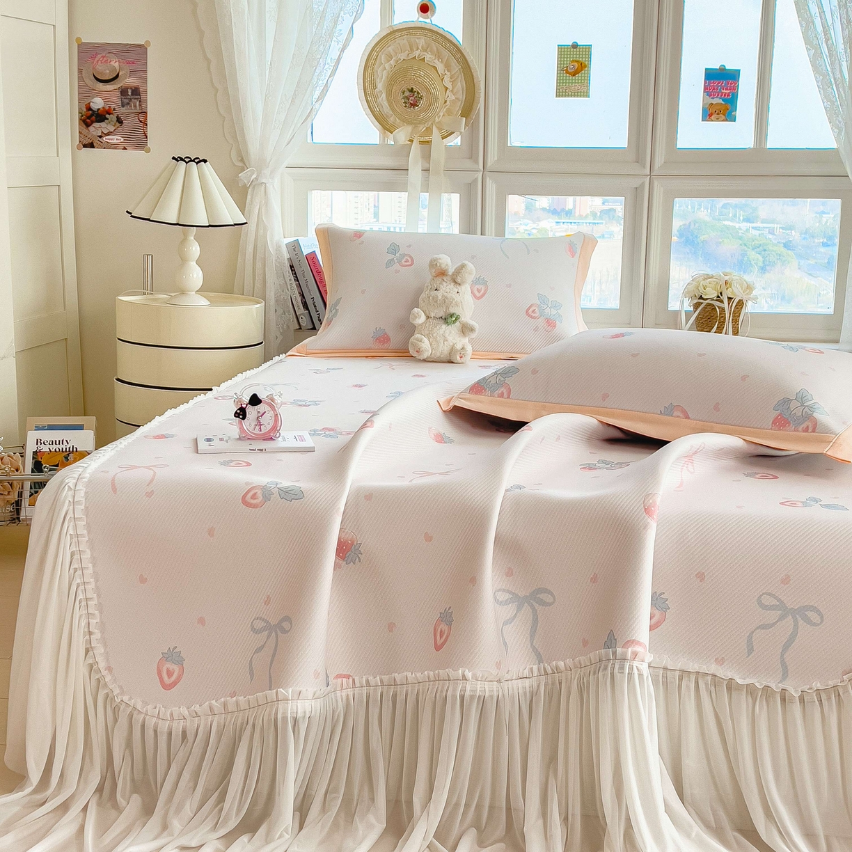 91家纺网 家纺一手货源 找家纺 孩子王家纺 2026春夏新款夏季花卉冰丝凉席凉感值过0.21冰豆豆A类可机洗学生宿舍空调软席 草莓甜心 床裙款