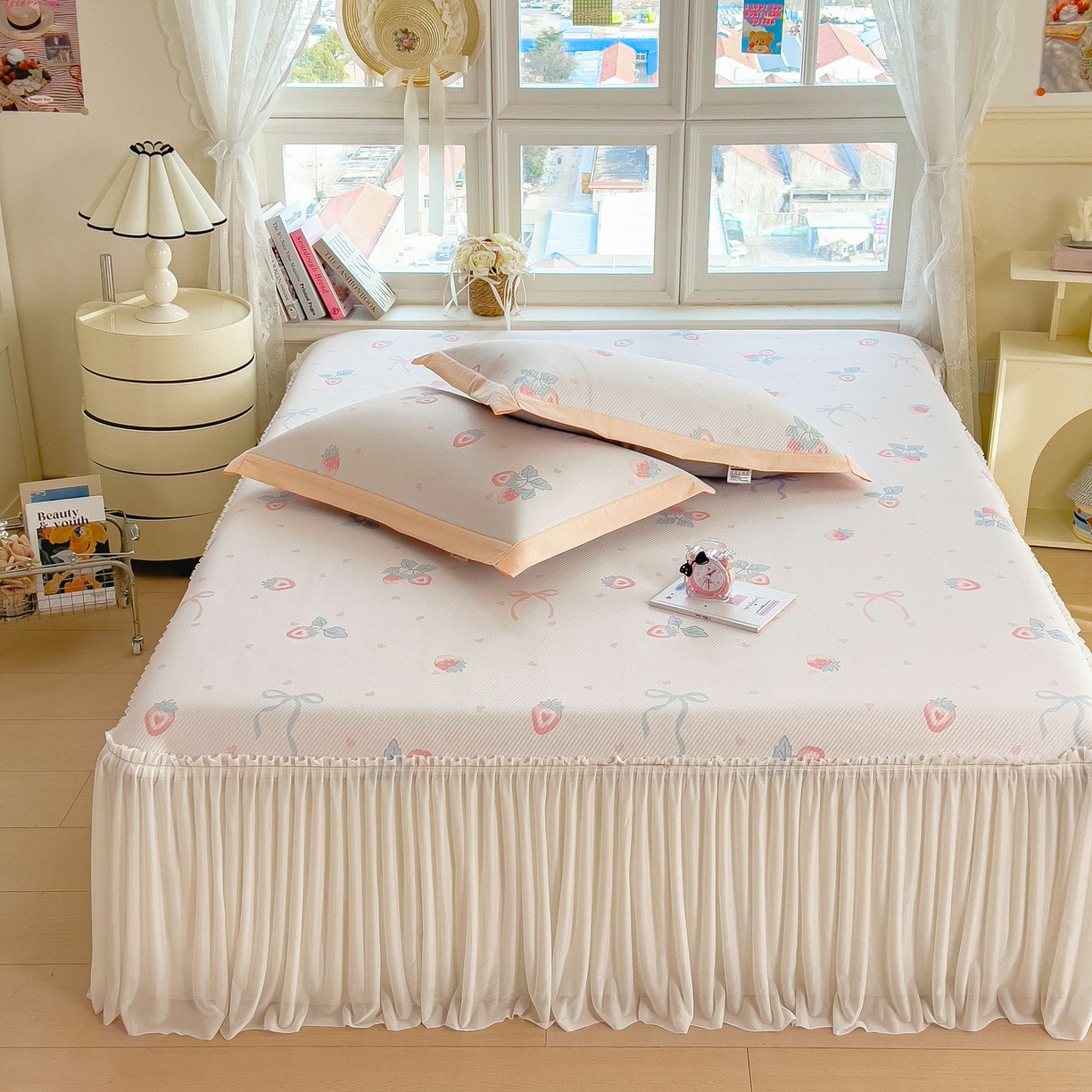 91家纺网 家纺一手货源 找家纺 孩子王家纺 2026春夏新款夏季花卉冰丝凉席凉感值过0.21冰豆豆A类可机洗学生宿舍空调软席 草莓甜心 床裙款