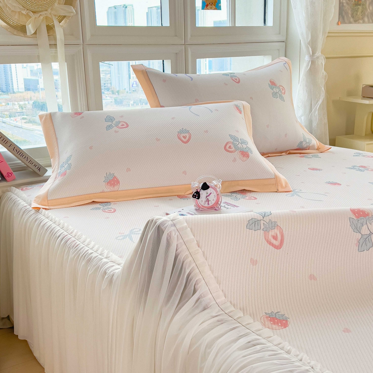 91家纺网 家纺一手货源 找家纺 孩子王家纺 2026春夏新款夏季花卉冰丝凉席凉感值过0.21冰豆豆A类可机洗学生宿舍空调软席 草莓甜心 床裙款