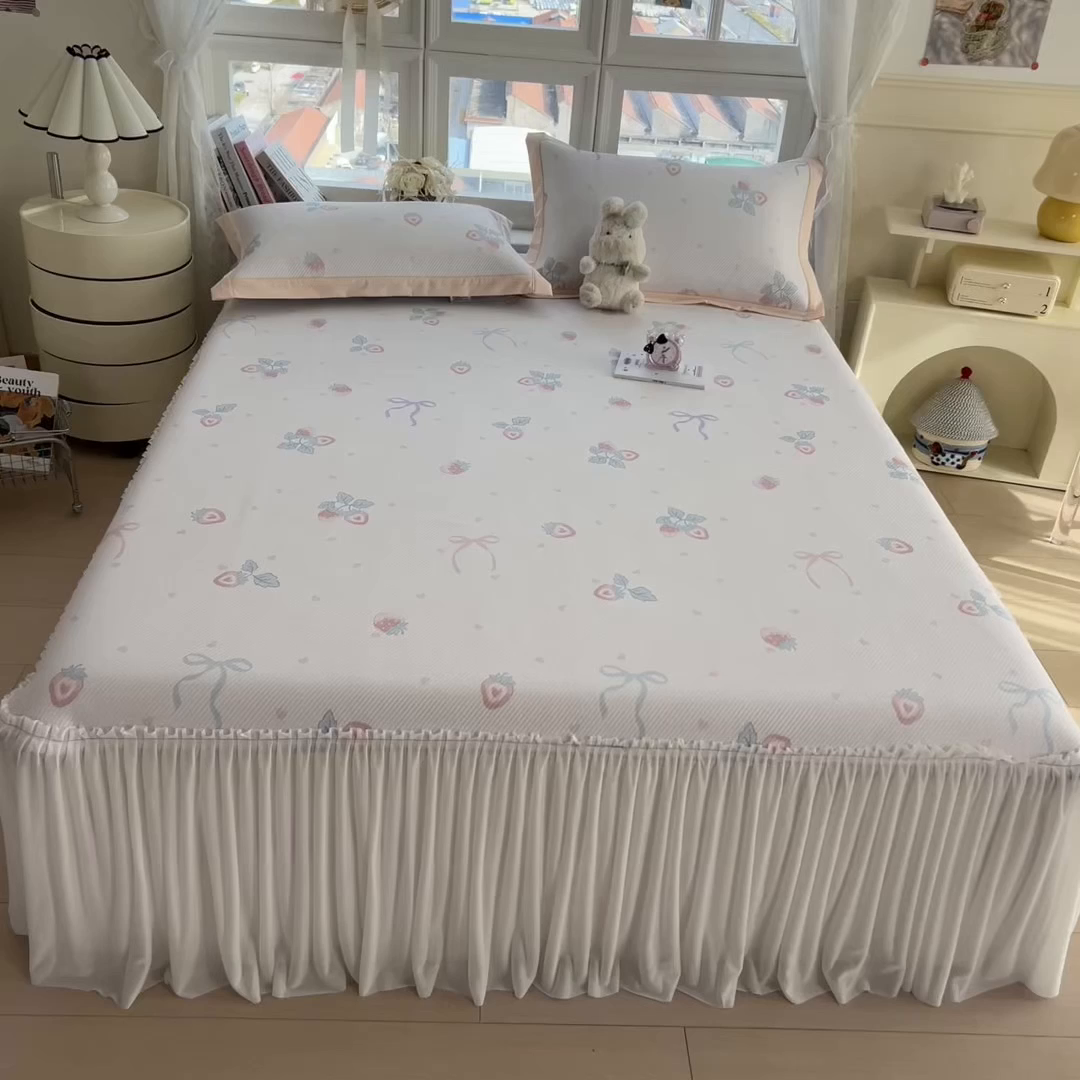 91家纺网 家纺一手货源 找家纺 孩子王家纺 2026春夏新款夏季花卉冰丝凉席凉感值过0.21冰豆豆A类可机洗学生宿舍空调软席 草莓甜心 床裙款