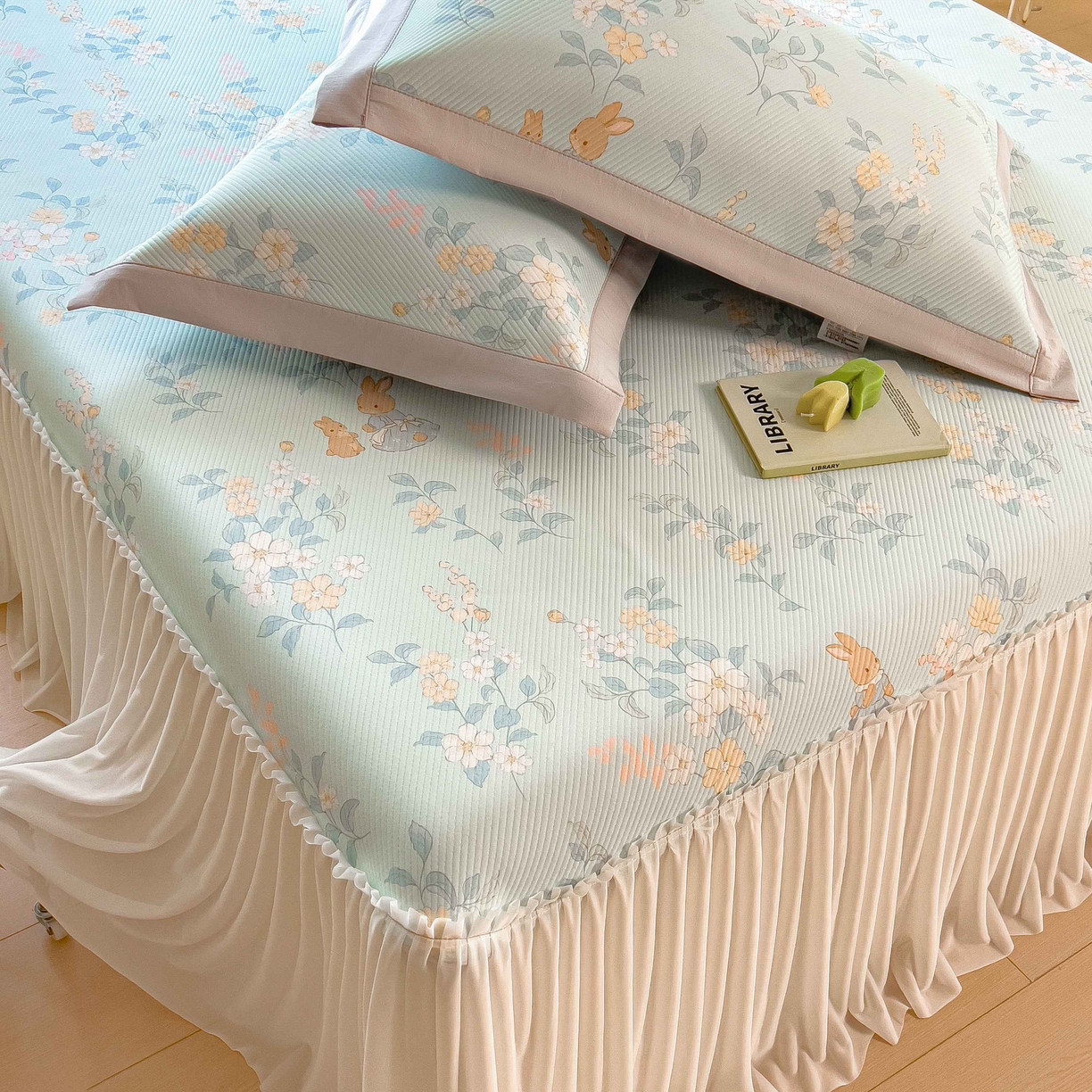 91家纺网 家纺一手货源 找家纺 孩子王家纺 2026春夏新款夏季花卉冰丝凉席凉感值过0.21冰豆豆A类可机洗学生宿舍空调软席 丛林小兔 床裙款