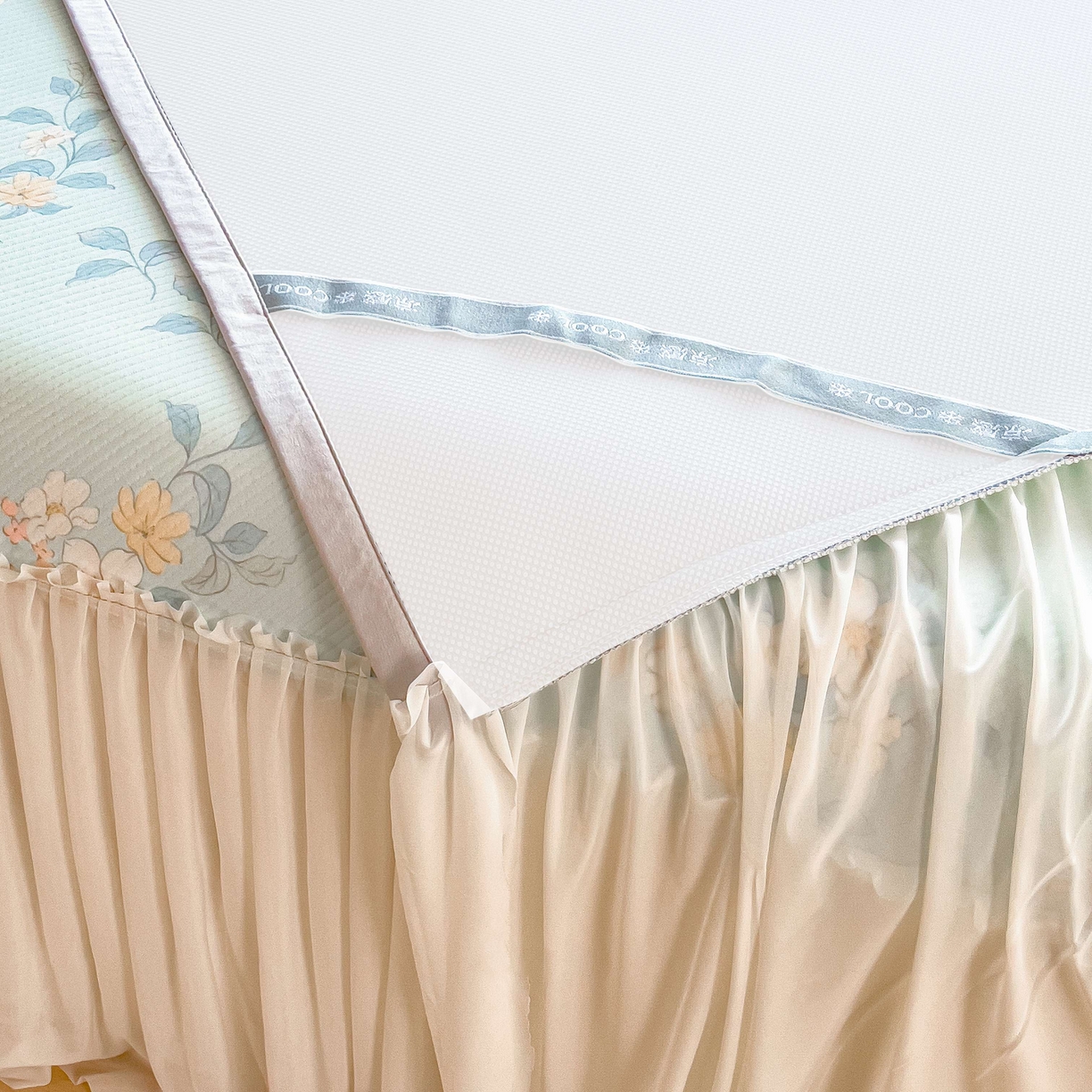 91家纺网 家纺一手货源 找家纺 孩子王家纺 2026春夏新款夏季花卉冰丝凉席凉感值过0.21冰豆豆A类可机洗学生宿舍空调软席 丛林小兔 床裙款