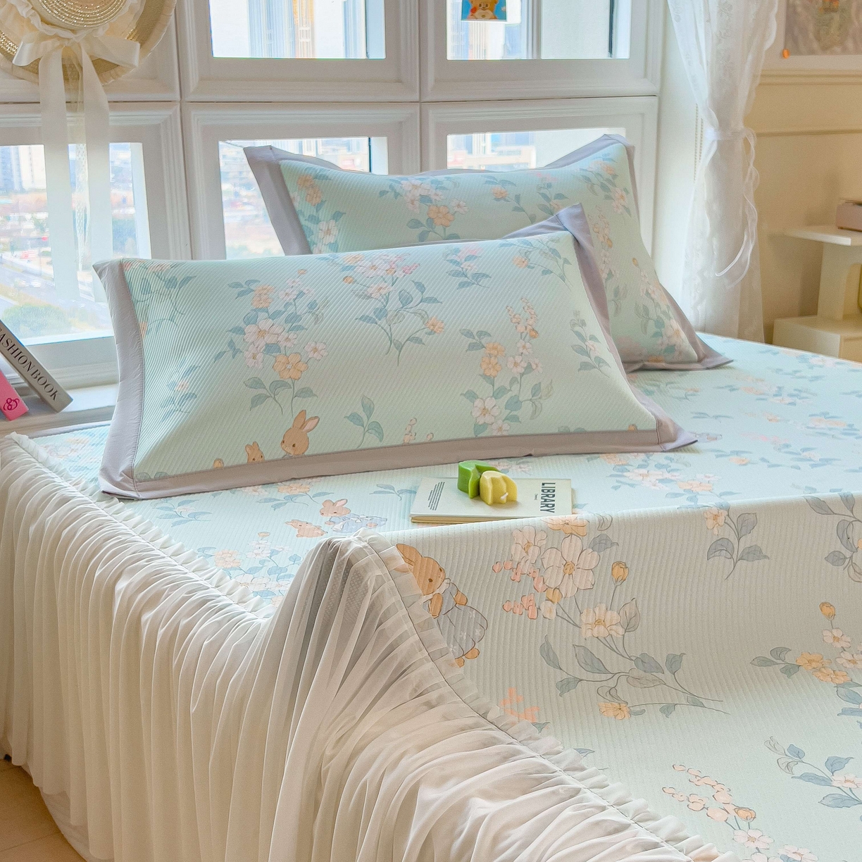 91家纺网 家纺一手货源 找家纺 孩子王家纺 2026春夏新款夏季花卉冰丝凉席凉感值过0.21冰豆豆A类可机洗学生宿舍空调软席 丛林小兔 床裙款