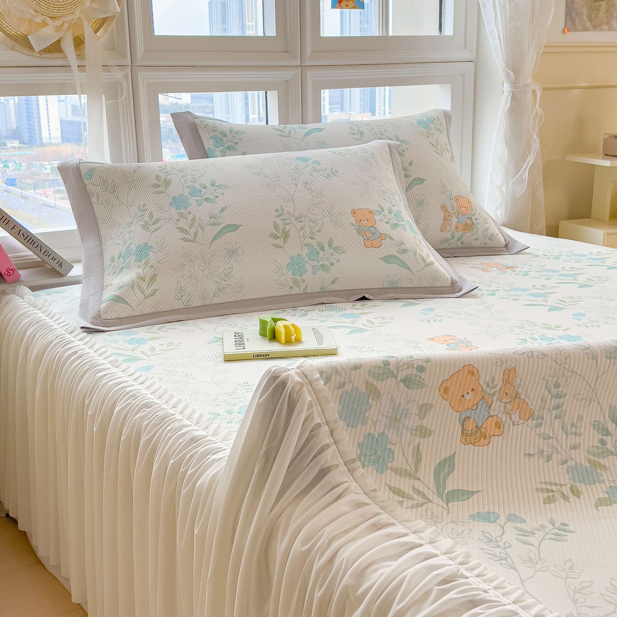 91家纺网 家纺一手货源 找家纺 孩子王家纺 2026春夏新款夏季花卉冰丝凉席凉感值过0.21冰豆豆A类可机洗学生宿舍空调软席 丛林小熊 床裙款