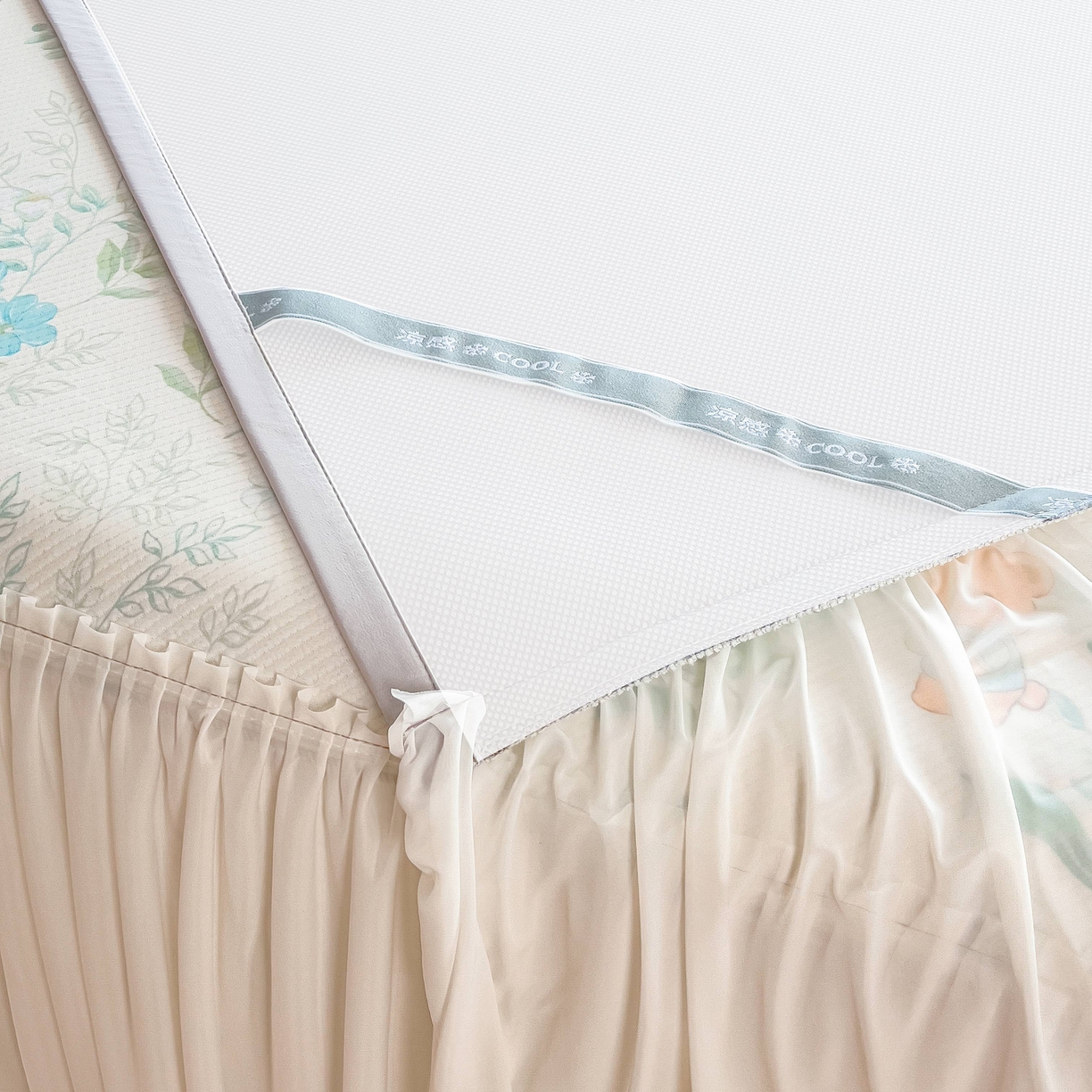 91家纺网 家纺一手货源 找家纺 孩子王家纺 2026春夏新款夏季花卉冰丝凉席凉感值过0.21冰豆豆A类可机洗学生宿舍空调软席 丛林小熊 床裙款