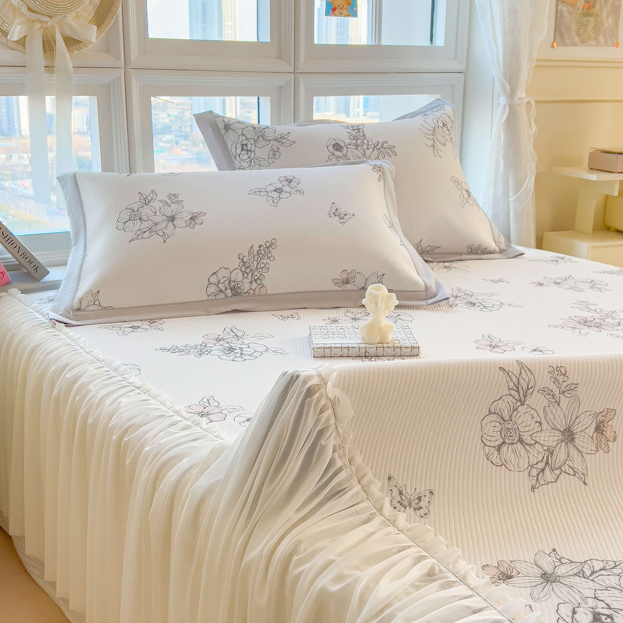 91家纺网 家纺一手货源 找家纺 孩子王家纺 2026春夏新款夏季花卉冰丝凉席凉感值过0.21冰豆豆A类可机洗学生宿舍空调软席 花影 床裙款