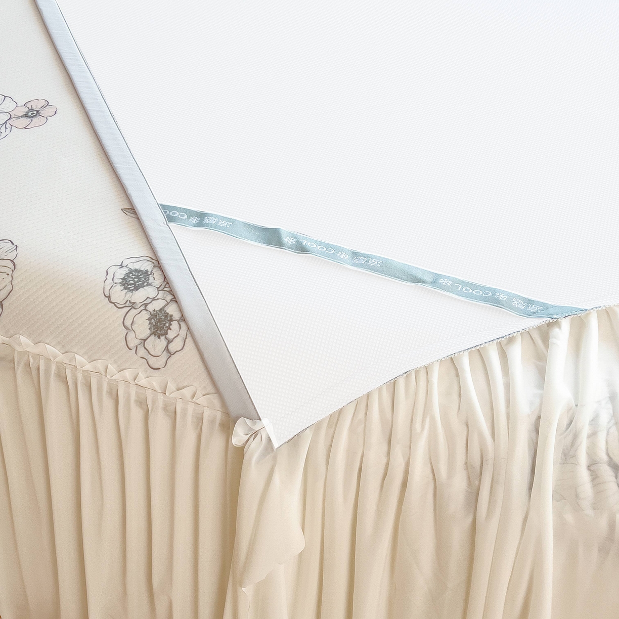 91家纺网 家纺一手货源 找家纺 孩子王家纺 2026春夏新款夏季花卉冰丝凉席凉感值过0.21冰豆豆A类可机洗学生宿舍空调软席 花影 床裙款