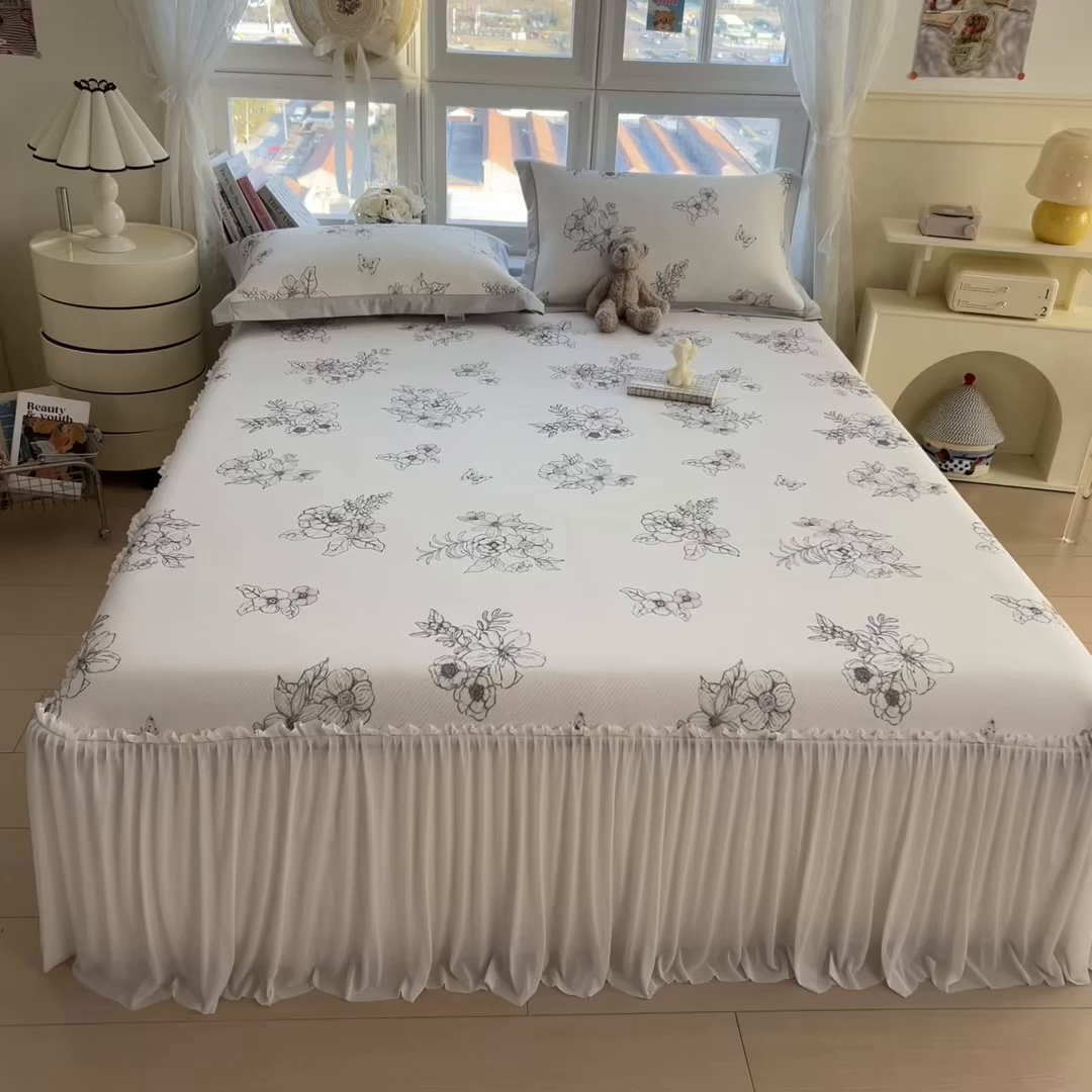 91家纺网 家纺一手货源 找家纺 孩子王家纺 2026春夏新款夏季花卉冰丝凉席凉感值过0.21冰豆豆A类可机洗学生宿舍空调软席 花影 床裙款