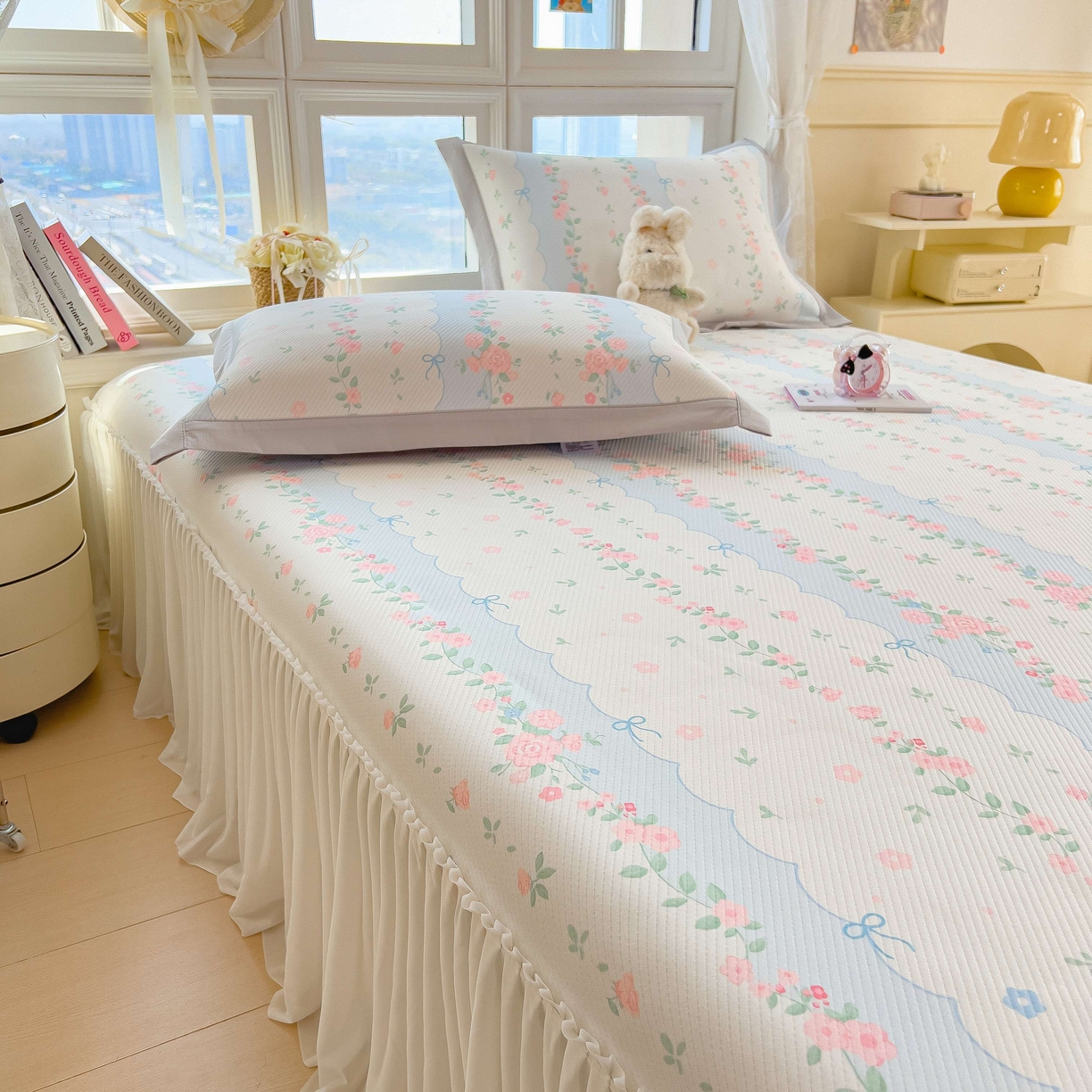 91家纺网 家纺一手货源 找家纺 孩子王家纺 2026春夏新款夏季花卉冰丝凉席凉感值过0.21冰豆豆A类可机洗学生宿舍空调软席 花知晓 床裙款