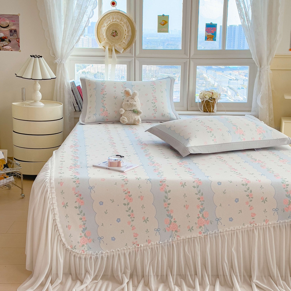 91家纺网 家纺一手货源 找家纺 孩子王家纺 2026春夏新款夏季花卉冰丝凉席凉感值过0.21冰豆豆A类可机洗学生宿舍空调软席 花知晓 床裙款