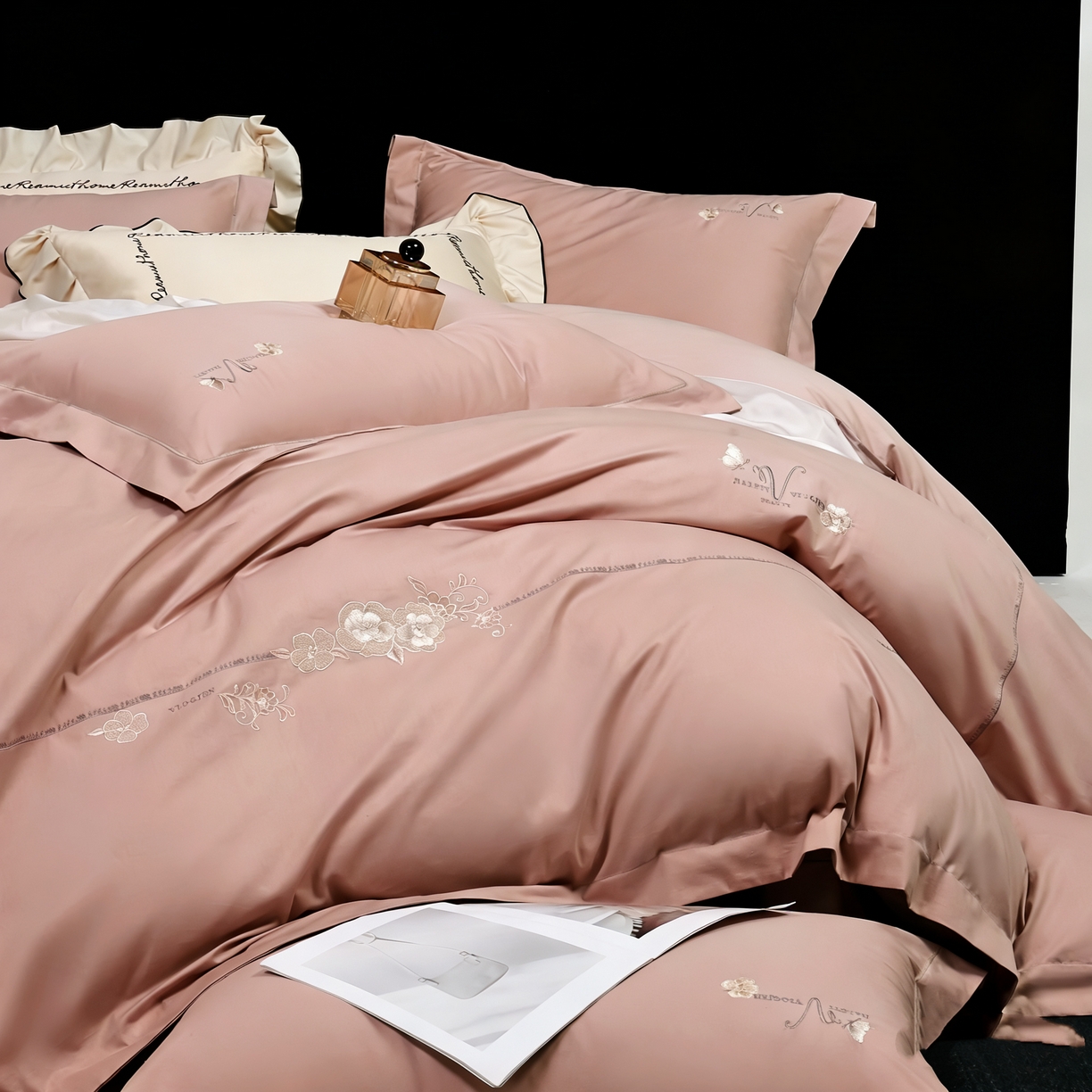 91家纺网 家纺一手货源 找家纺 U品汇 2026全棉纯棉刺绣花四件套40支长绒棉100%棉礼盒包装 华庭韵-豆沙