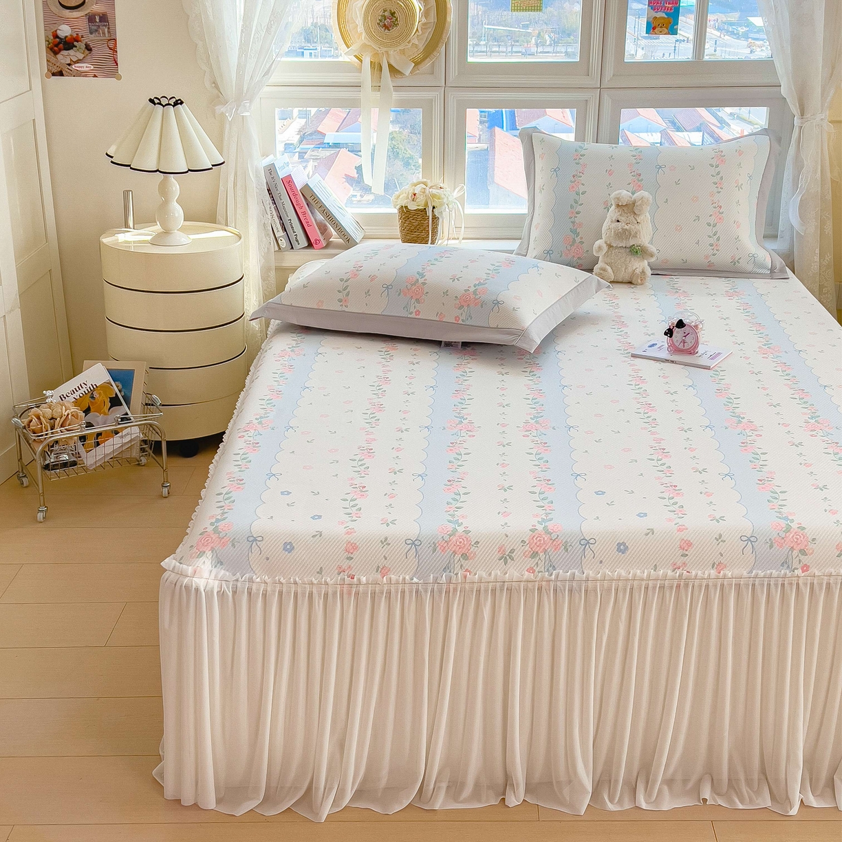 91家纺网 家纺一手货源 找家纺 孩子王家纺 2026春夏新款夏季花卉冰丝凉席凉感值过0.21冰豆豆A类可机洗学生宿舍空调软席 花知晓 床裙款