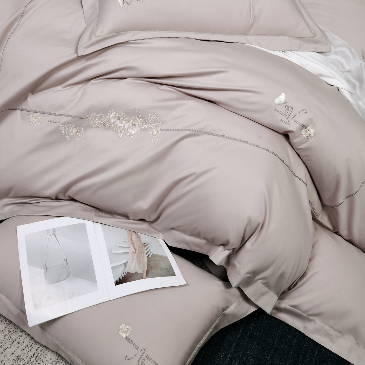 91家纺网 家纺一手货源 找家纺 U品汇 2026全棉纯棉刺绣花四件套40支长绒棉100%棉礼盒包装 华庭韵-灰