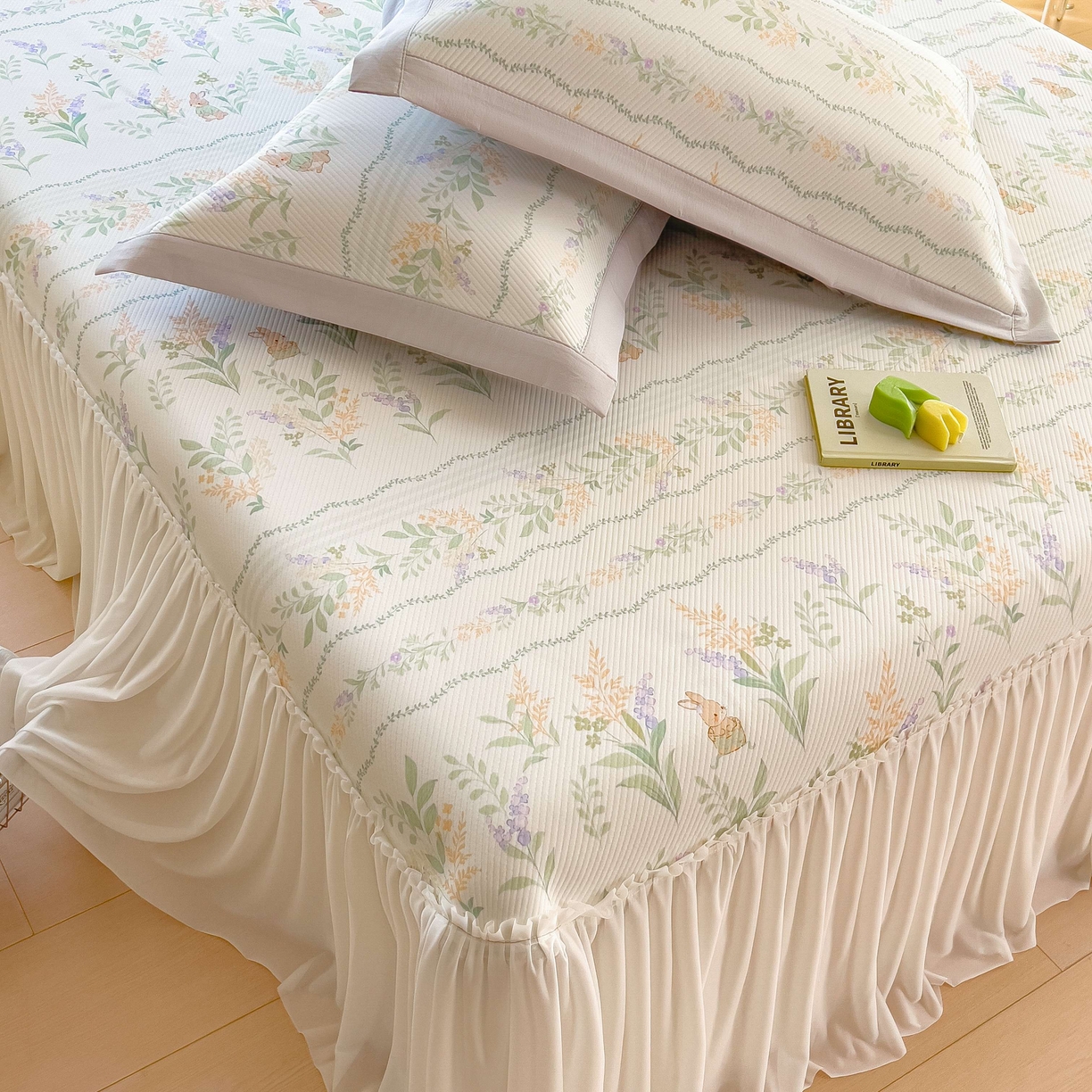 91家纺网 家纺一手货源 找家纺 孩子王家纺 2026春夏新款夏季花卉冰丝凉席凉感值过0.21冰豆豆A类可机洗学生宿舍空调软席 洛克庄园 床裙款