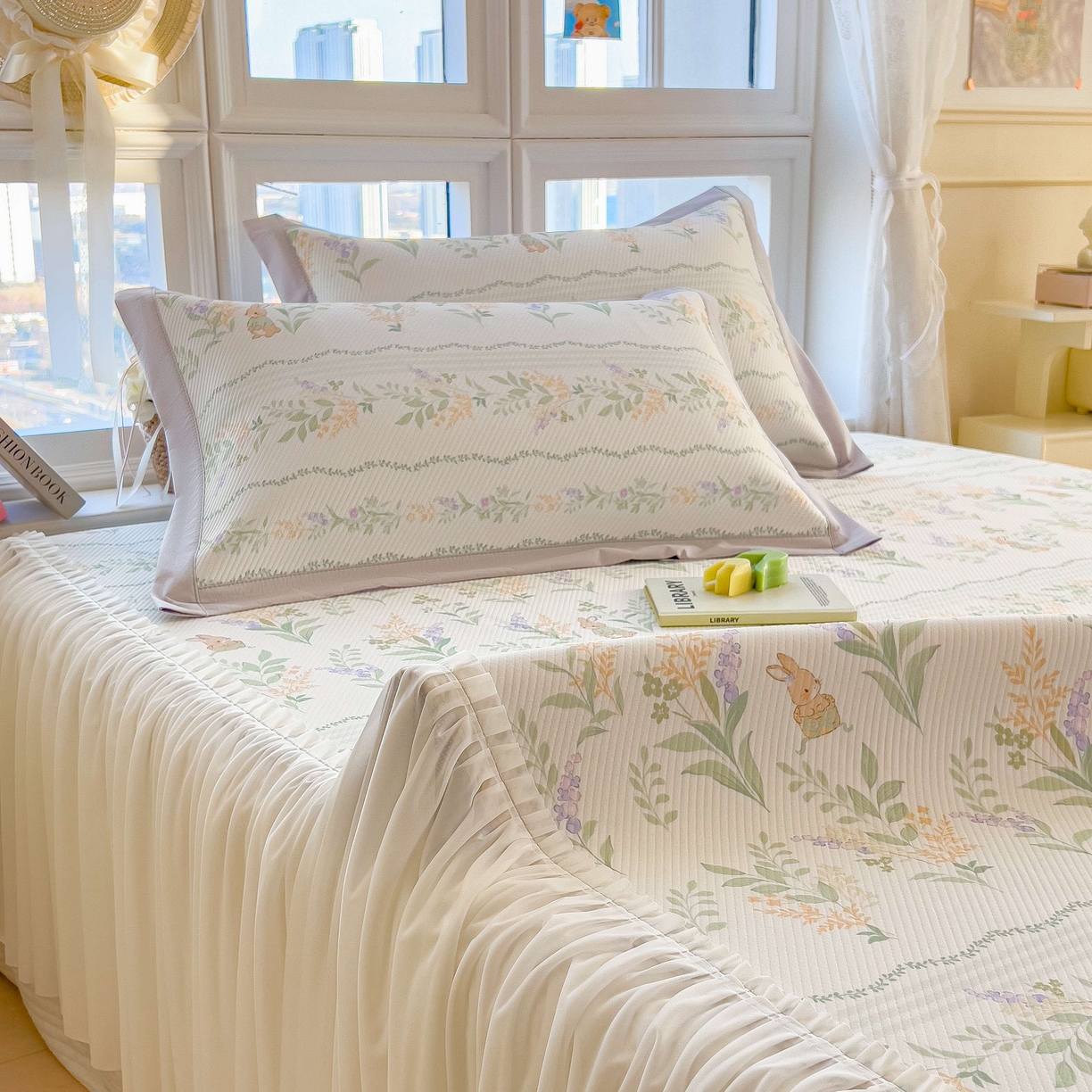 91家纺网 家纺一手货源 找家纺 孩子王家纺 2026春夏新款夏季花卉冰丝凉席凉感值过0.21冰豆豆A类可机洗学生宿舍空调软席 洛克庄园 床裙款