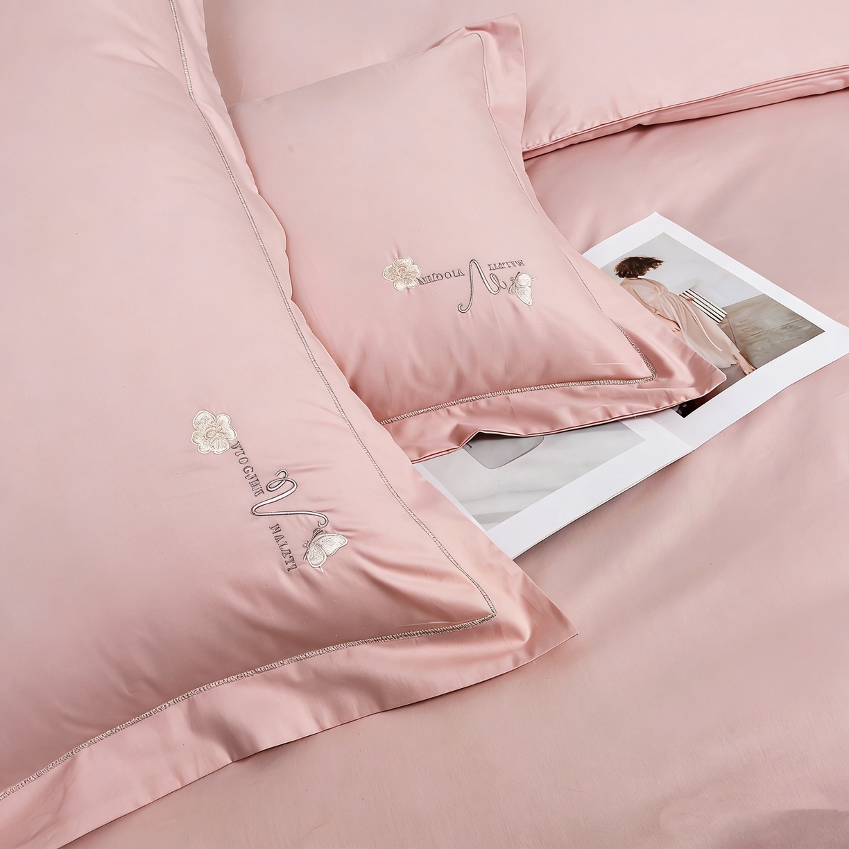 91家纺网 家纺一手货源 找家纺 U品汇 2026全棉纯棉刺绣花四件套40支长绒棉100%棉礼盒包装 华庭韵-藕粉玉