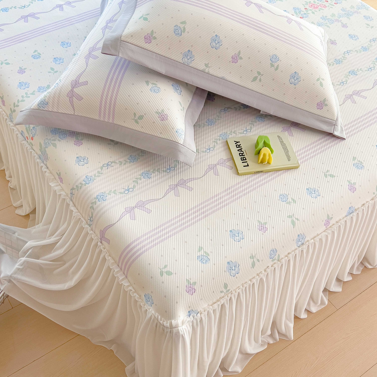 91家纺网 家纺一手货源 找家纺 孩子王家纺 2026春夏新款夏季花卉冰丝凉席凉感值过0.21冰豆豆A类可机洗学生宿舍空调软席 田园之家 床裙款