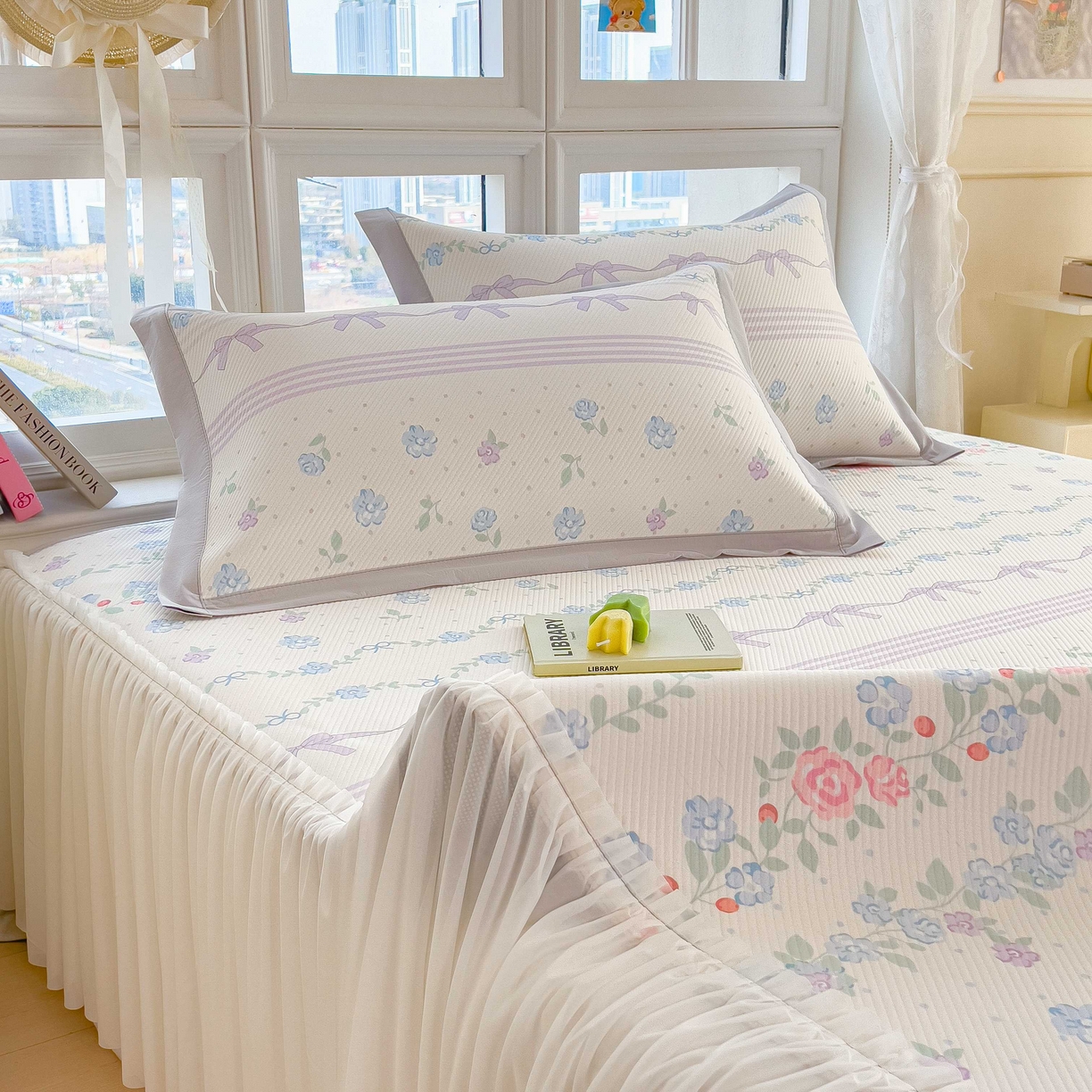 91家纺网 家纺一手货源 找家纺 孩子王家纺 2026春夏新款夏季花卉冰丝凉席凉感值过0.21冰豆豆A类可机洗学生宿舍空调软席 田园之家 床裙款