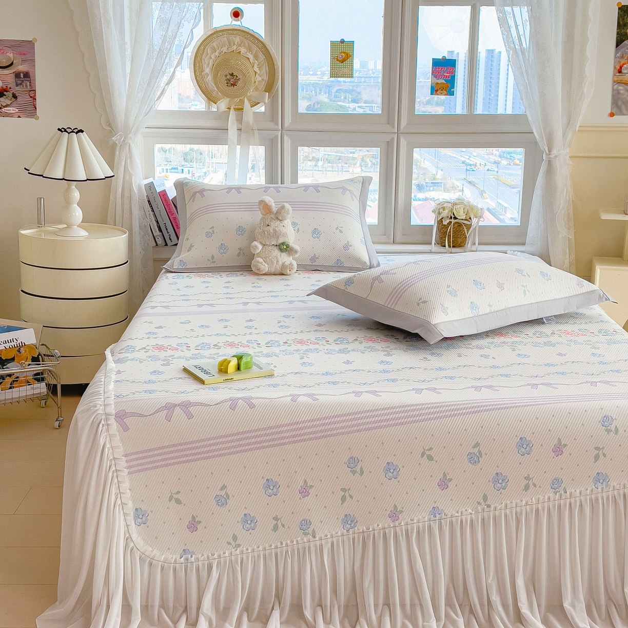 91家纺网 家纺一手货源 找家纺 孩子王家纺 2026春夏新款夏季花卉冰丝凉席凉感值过0.21冰豆豆A类可机洗学生宿舍空调软席 田园之家 床裙款