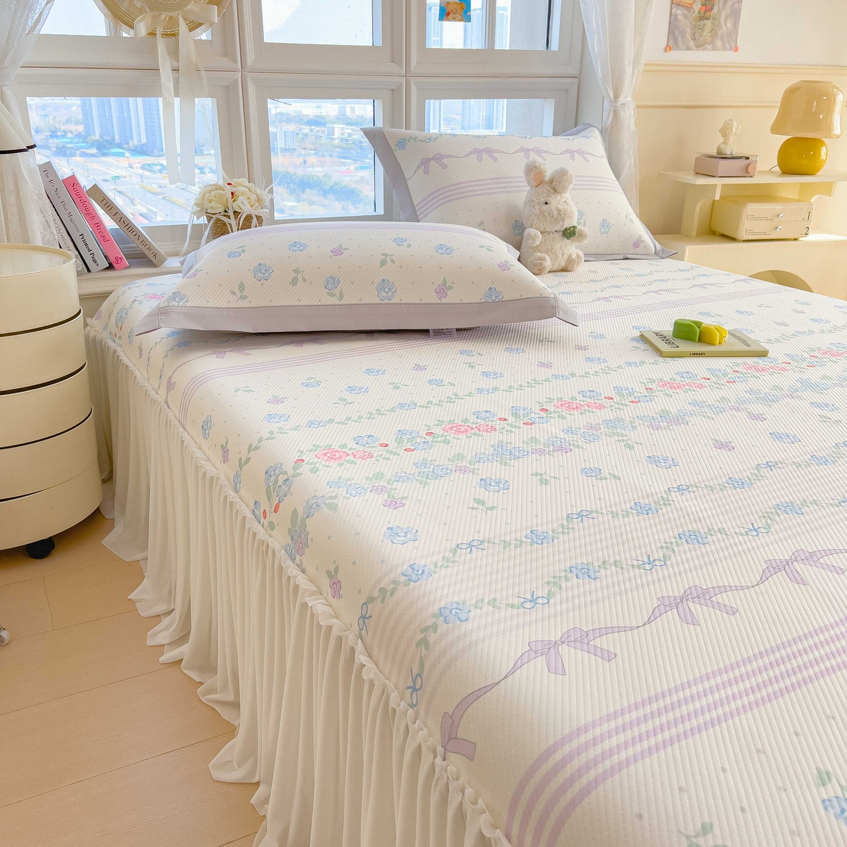 91家纺网 家纺一手货源 找家纺 孩子王家纺 2026春夏新款夏季花卉冰丝凉席凉感值过0.21冰豆豆A类可机洗学生宿舍空调软席 田园之家 床裙款