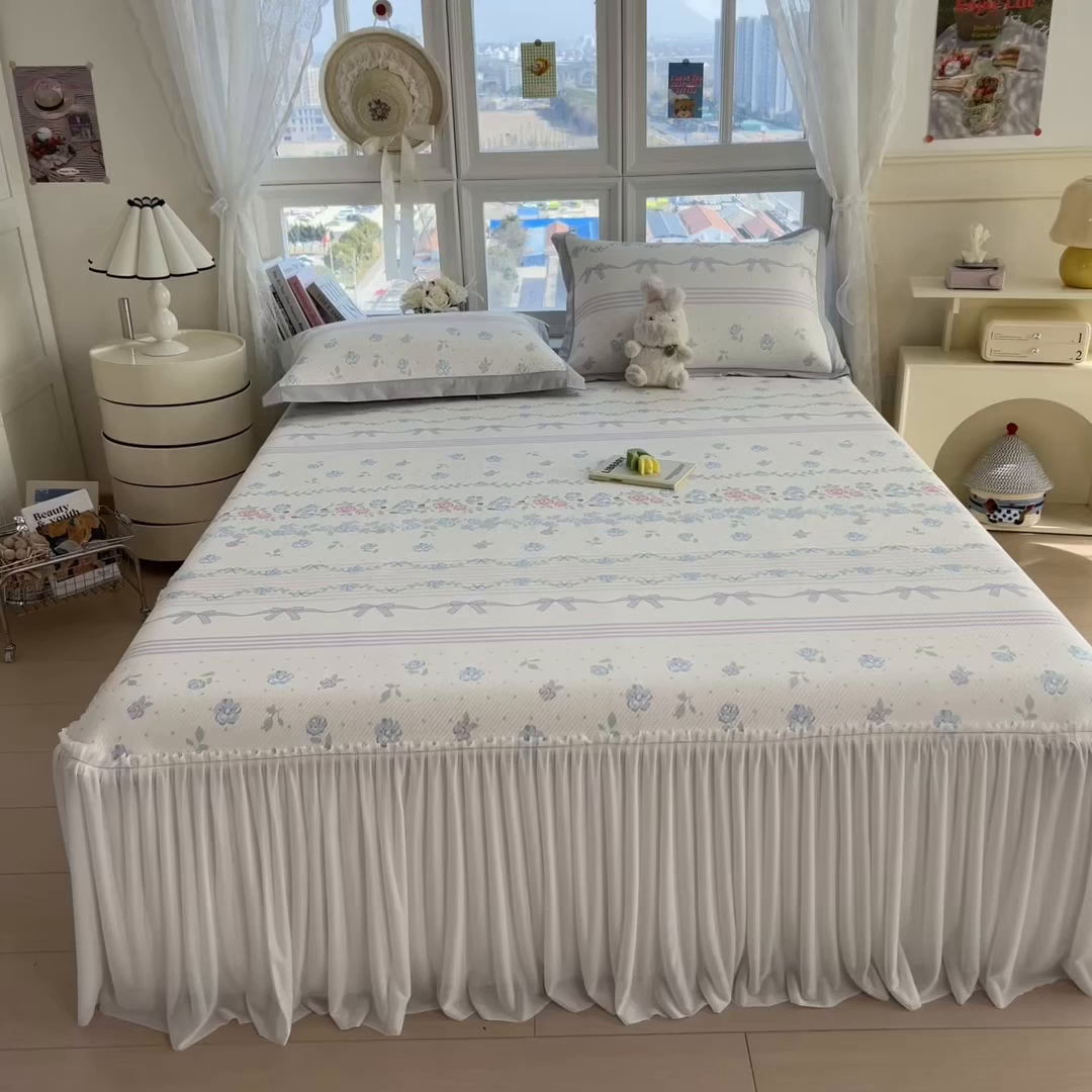 91家纺网 家纺一手货源 找家纺 孩子王家纺 2026春夏新款夏季花卉冰丝凉席凉感值过0.21冰豆豆A类可机洗学生宿舍空调软席 田园之家 床裙款