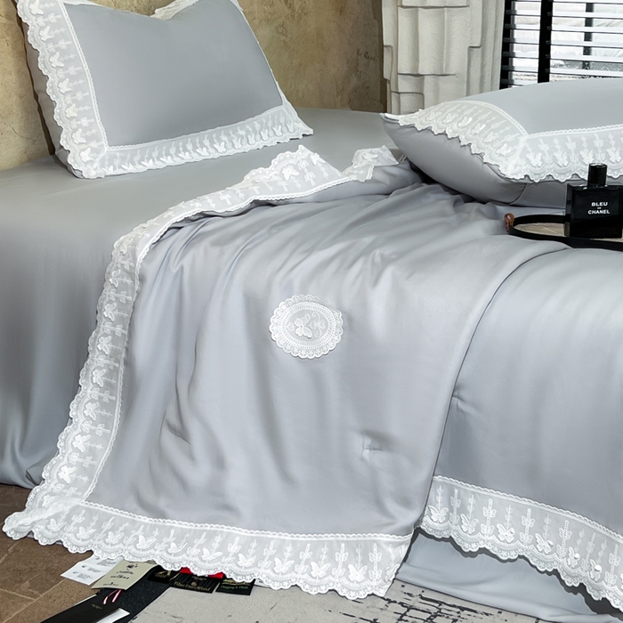 91家纺网 家纺一手货源 找家纺 桂雅居家纺 2026新款百支天丝（酵素水洗工艺）-维纳斯法式女神被（单夏被充值会员-15，夏被四件套充值会员-20，送精美包装） 斯卡其灰