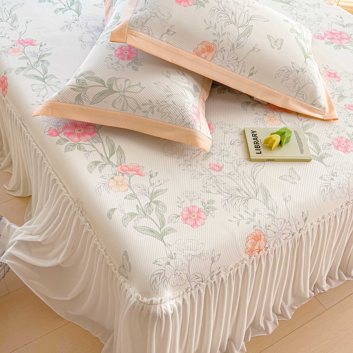 91家纺网 家纺一手货源 找家纺 孩子王家纺 2026春夏新款夏季花卉冰丝凉席凉感值过0.21冰豆豆A类可机洗学生宿舍空调软席 牡丹粉 床裙款