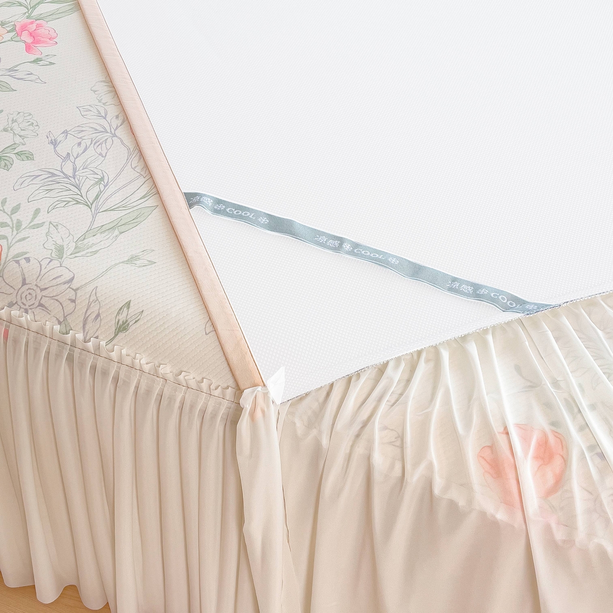 91家纺网 家纺一手货源 找家纺 孩子王家纺 2026春夏新款夏季花卉冰丝凉席凉感值过0.21冰豆豆A类可机洗学生宿舍空调软席 牡丹粉 床裙款