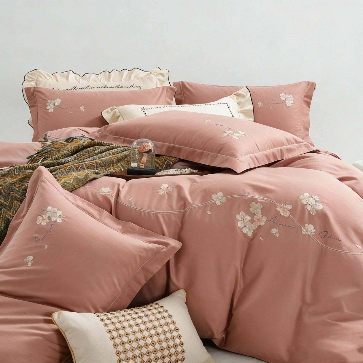 91家纺网 家纺一手货源 找家纺 U品汇 2026全棉纯棉刺绣花四件套40支长绒棉100%棉礼盒包装 梦娜-豆沙