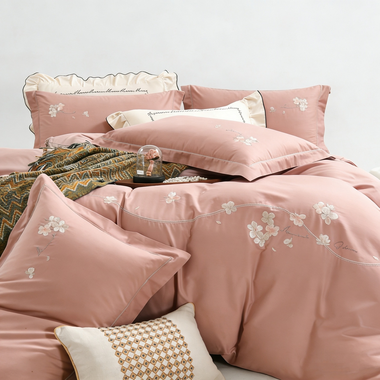 91家纺网 家纺一手货源 找家纺 U品汇 2026全棉纯棉刺绣花四件套40支长绒棉100%棉礼盒包装 梦娜-海棠粉