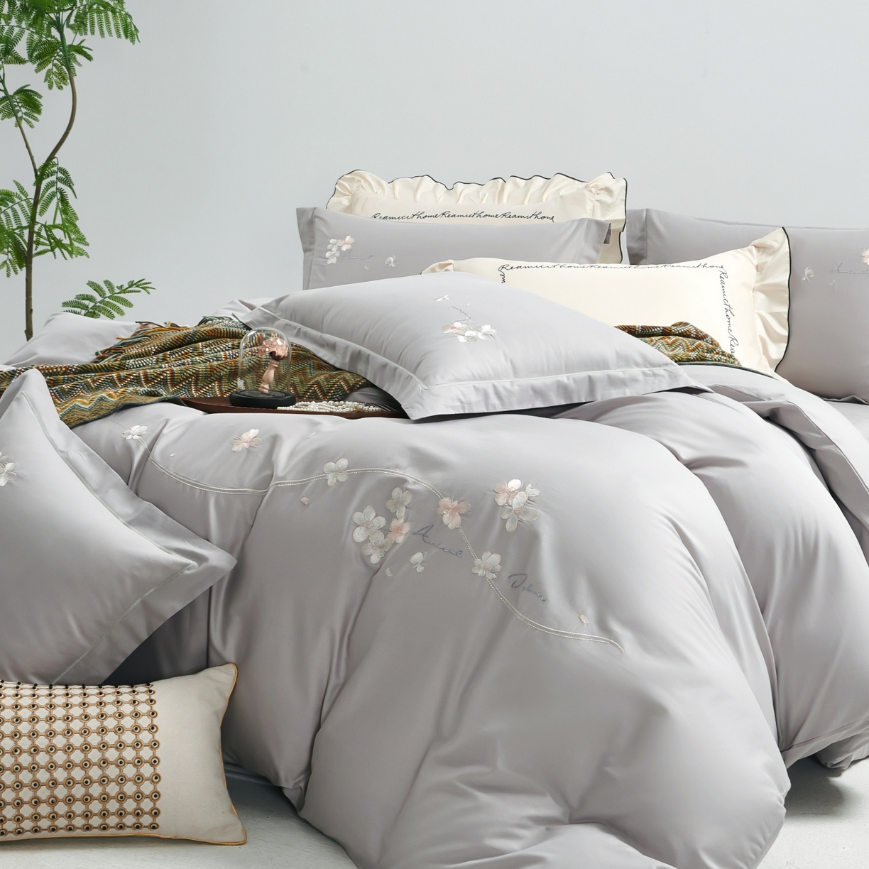 91家纺网 家纺一手货源 找家纺 U品汇 2026全棉纯棉刺绣花四件套40支长绒棉100%棉礼盒包装 梦娜-灰