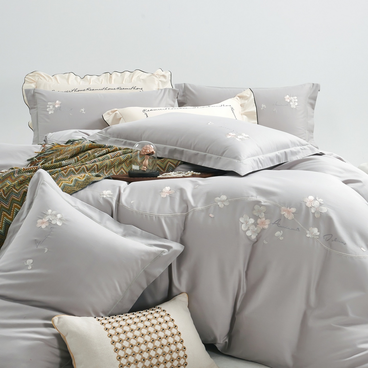 91家纺网 家纺一手货源 找家纺 U品汇 2026全棉纯棉刺绣花四件套40支长绒棉100%棉礼盒包装 梦娜-灰