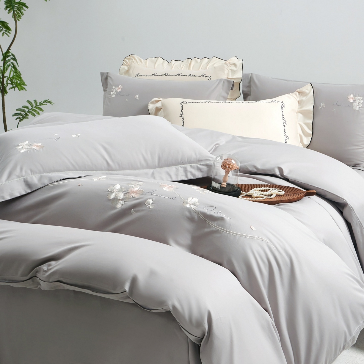 91家纺网 家纺一手货源 找家纺 U品汇 2026全棉纯棉刺绣花四件套40支长绒棉100%棉礼盒包装 梦娜-灰