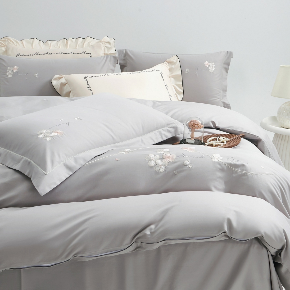 91家纺网 家纺一手货源 找家纺 U品汇 2026全棉纯棉刺绣花四件套40支长绒棉100%棉礼盒包装 梦娜-灰