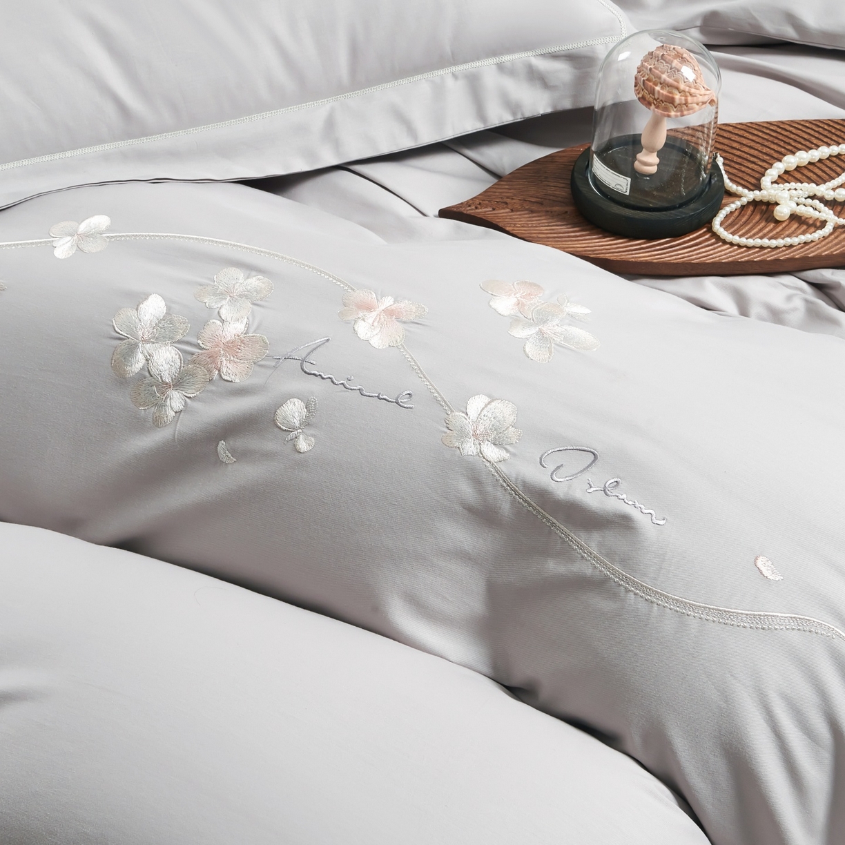 91家纺网 家纺一手货源 找家纺 U品汇 2026全棉纯棉刺绣花四件套40支长绒棉100%棉礼盒包装 梦娜-灰