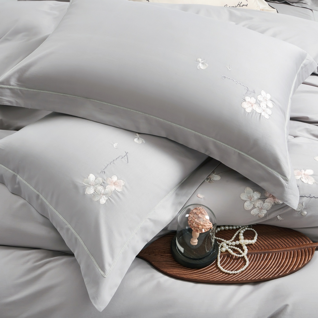 91家纺网 家纺一手货源 找家纺 U品汇 2026全棉纯棉刺绣花四件套40支长绒棉100%棉礼盒包装 梦娜-灰