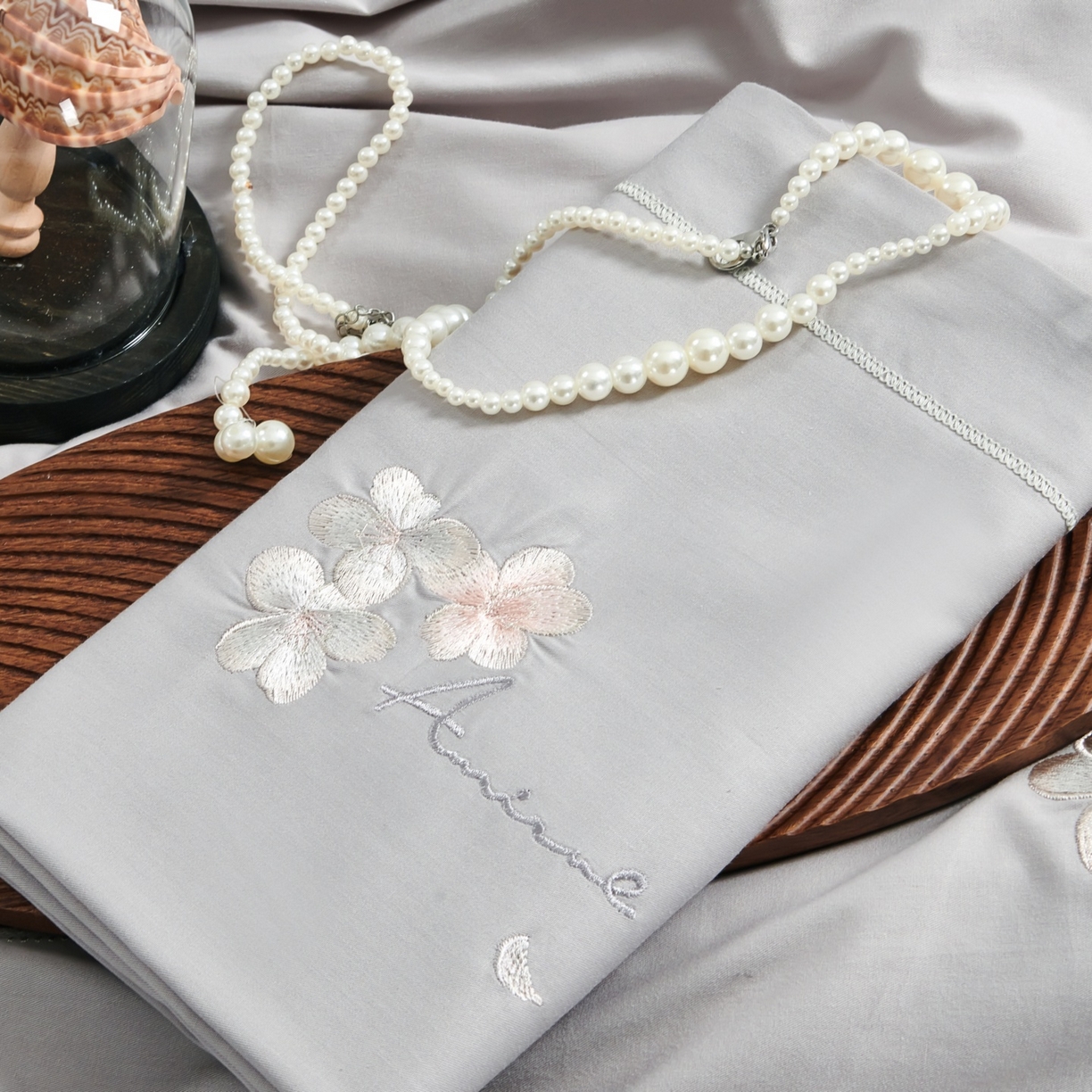 91家纺网 家纺一手货源 找家纺 U品汇 2026全棉纯棉刺绣花四件套40支长绒棉100%棉礼盒包装 梦娜-灰