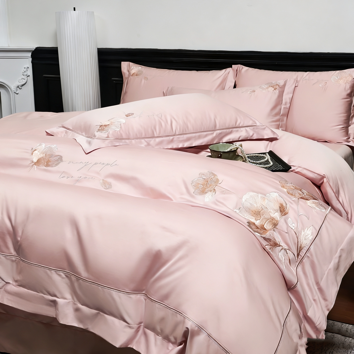 91家纺网 家纺一手货源 找家纺 U品汇 2026新款全棉纯棉长绒棉60S双股贡缎刺绣花四件套夏季丝滑透气礼盒包装100%棉 赫莲娜-桂花粉