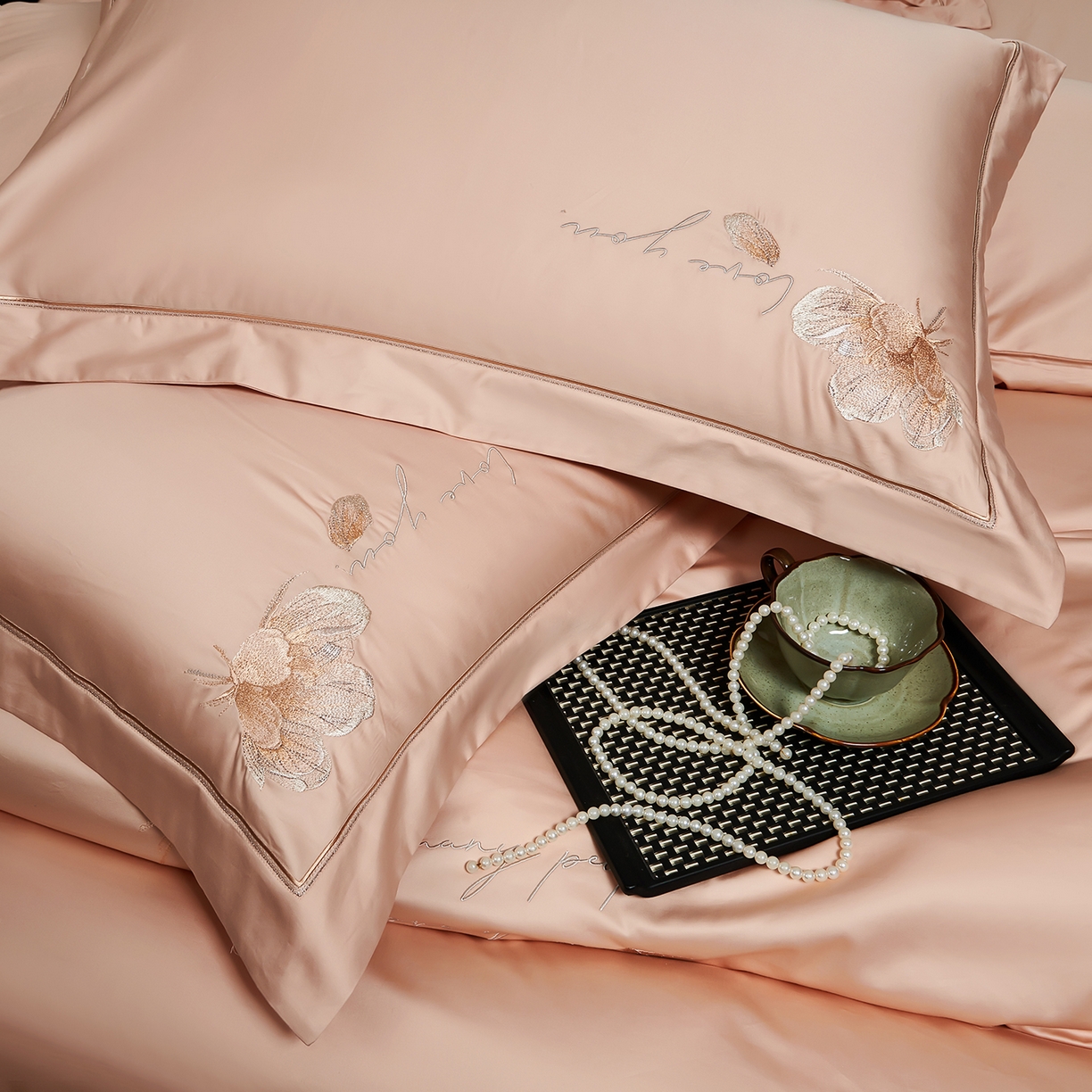 91家纺网 家纺一手货源 找家纺 U品汇 2026新款全棉纯棉长绒棉60S双股贡缎刺绣花四件套夏季丝滑透气礼盒包装100%棉 赫莲娜-暖桔