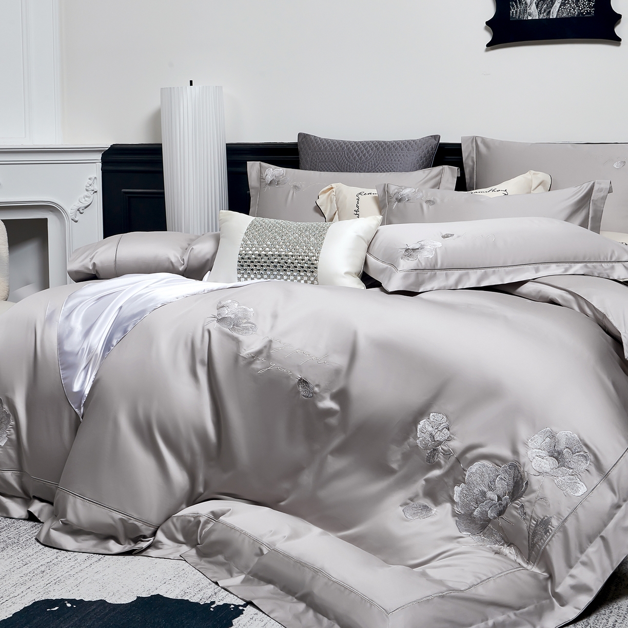 91家纺网 家纺一手货源 找家纺 U品汇 2026新款全棉纯棉长绒棉60S双股贡缎刺绣花四件套夏季丝滑透气礼盒包装100%棉 赫莲娜-时尚灰