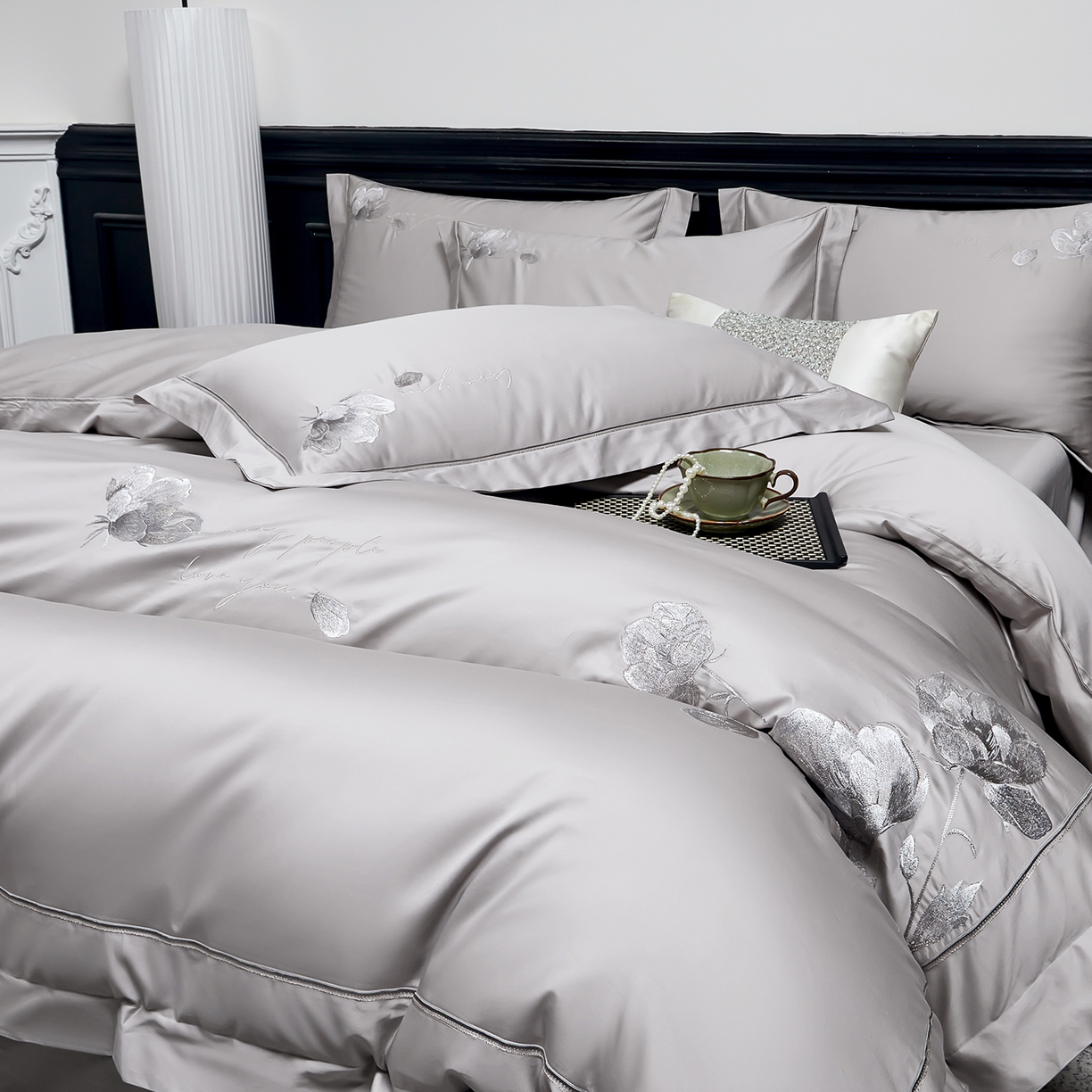 91家纺网 家纺一手货源 找家纺 U品汇 2026新款全棉纯棉长绒棉60S双股贡缎刺绣花四件套夏季丝滑透气礼盒包装100%棉 赫莲娜-时尚灰