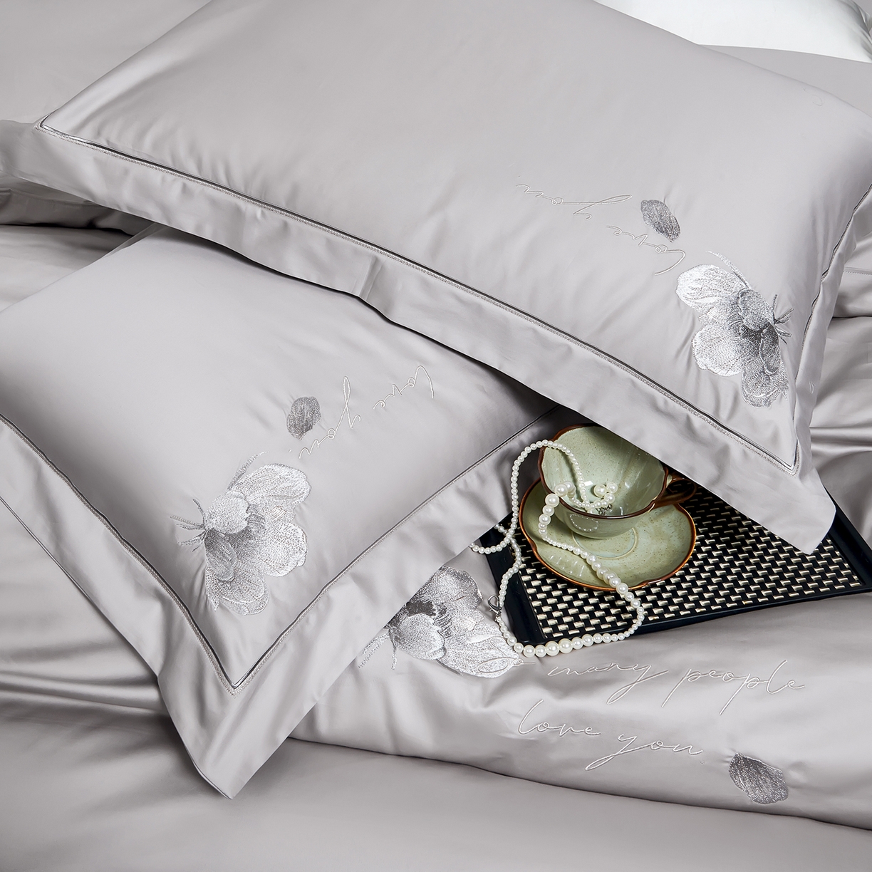 91家纺网 家纺一手货源 找家纺 U品汇 2026新款全棉纯棉长绒棉60S双股贡缎刺绣花四件套夏季丝滑透气礼盒包装100%棉 赫莲娜-时尚灰