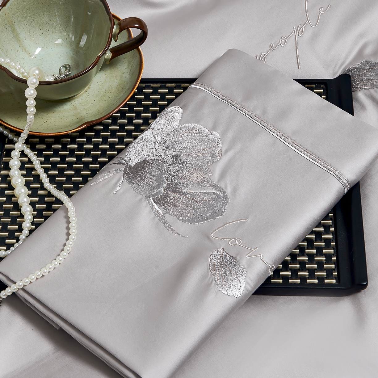 91家纺网 家纺一手货源 找家纺 U品汇 2026新款全棉纯棉长绒棉60S双股贡缎刺绣花四件套夏季丝滑透气礼盒包装100%棉 赫莲娜-时尚灰