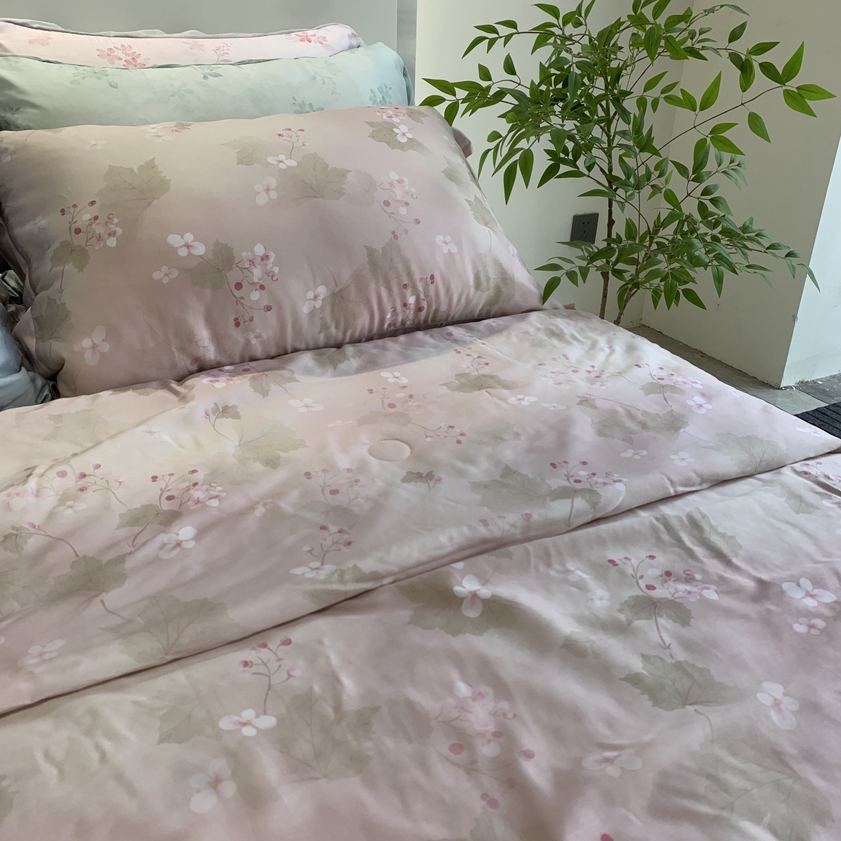 91家纺网 家纺一手货源 找家纺 ROZ home 蕊姿家居 2026新款天丝棉夏被夏凉被空调被 秋海棠-粉