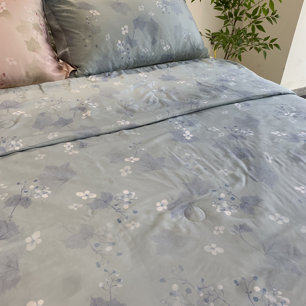 91家纺网 家纺一手货源 找家纺 ROZ home 蕊姿家居 2026新款天丝棉夏被夏凉被空调被 秋海棠-绿